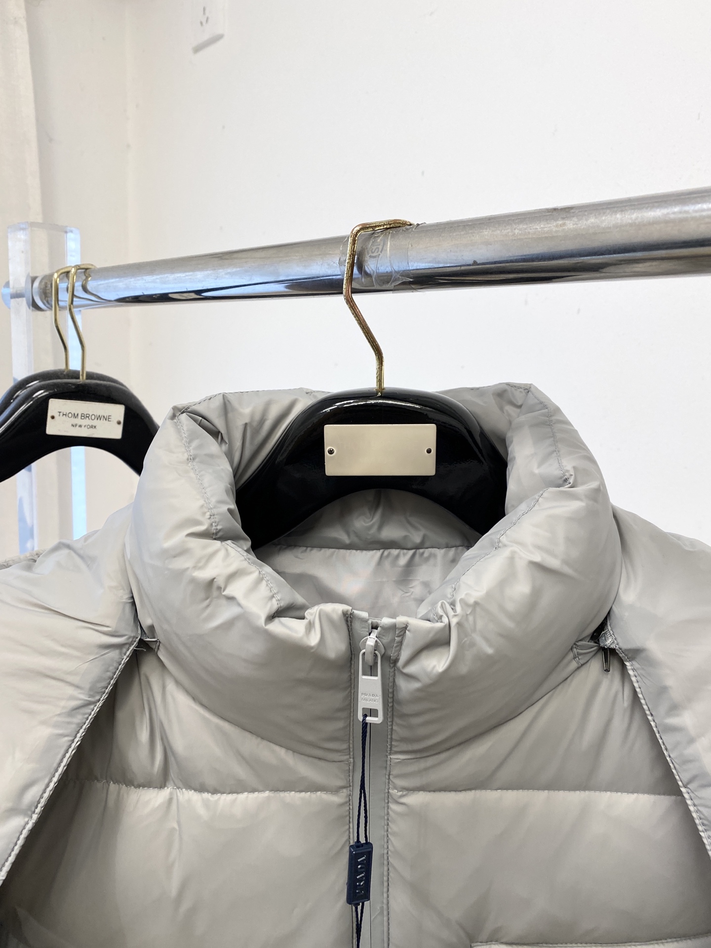 普拉达、2025最新款男士轻薄羽绒服、面料柔软舒适 ．上身版型超赞 ．拉链．辅料都是客供 、进口面料，轻