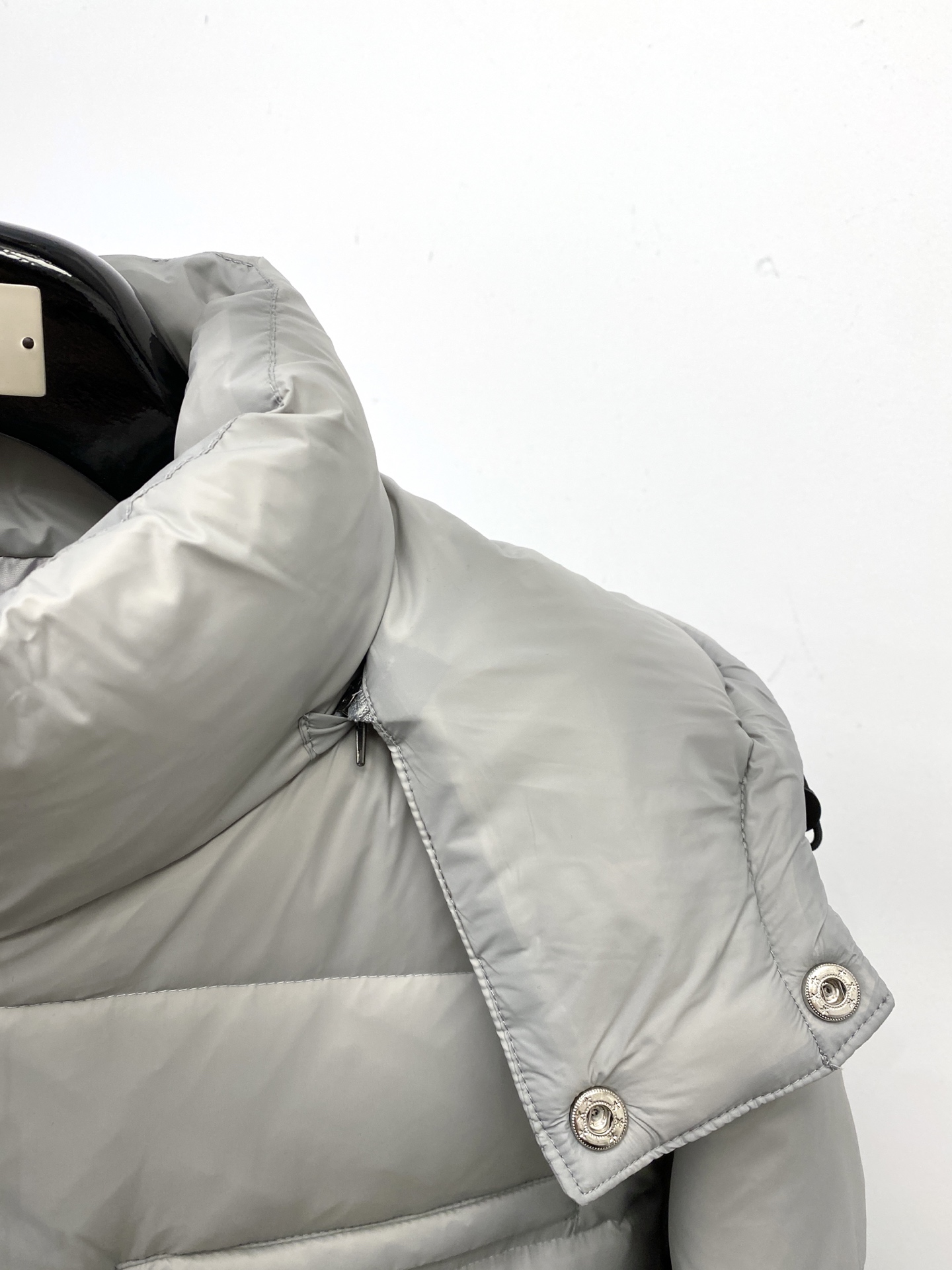 普拉达、2025最新款男士轻薄羽绒服、面料柔软舒适 ．上身版型超赞 ．拉链．辅料都是客供 、进口面料，轻