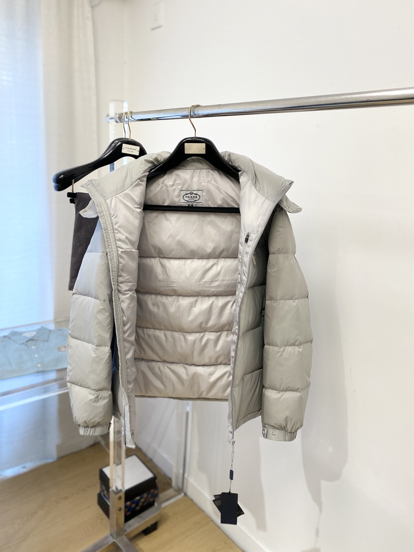 普拉达、2025最新款男士轻薄羽绒服、面料柔软舒适 ．上身版型超赞 ．拉链．辅料都是客供 、进口面料，轻