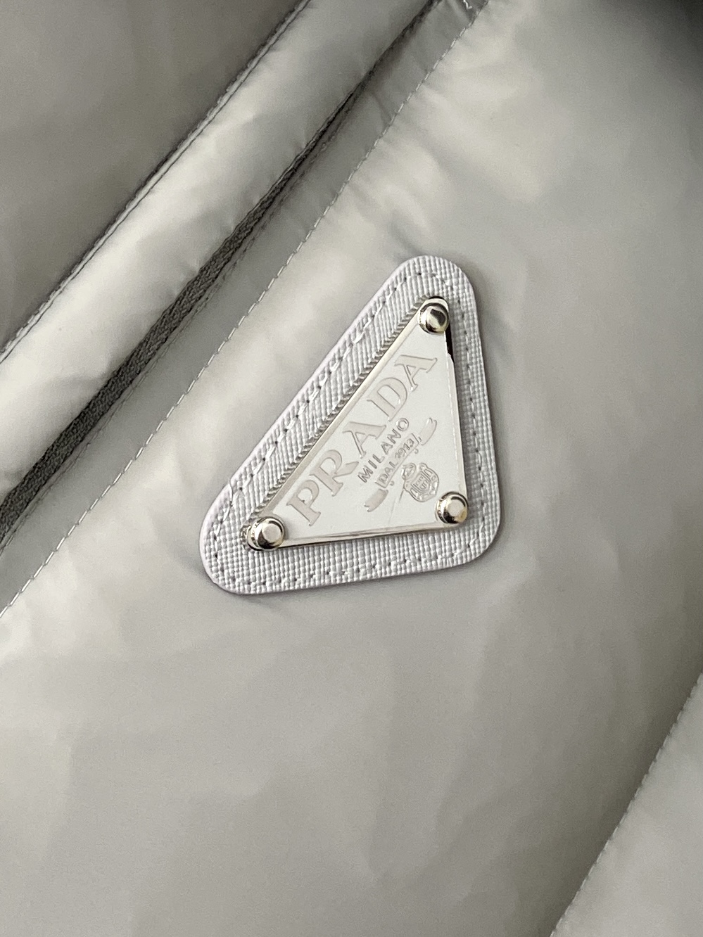 普拉达、2025最新款男士轻薄羽绒服、面料柔软舒适 ．上身版型超赞 ．拉链．辅料都是客供 、进口面料，轻