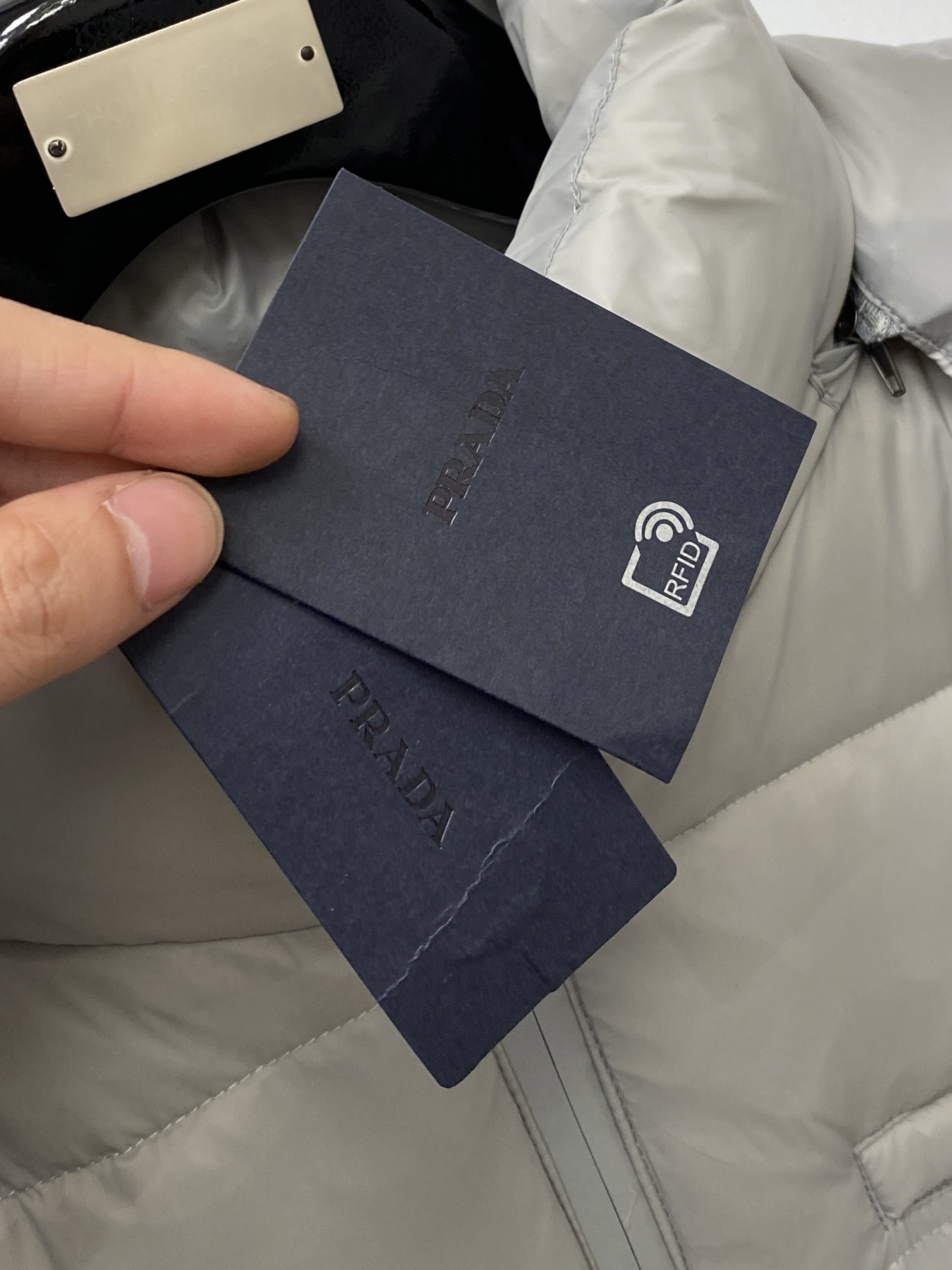 普拉达、2025最新款男士轻薄羽绒服、面料柔软舒适 ．上身版型超赞 ．拉链．辅料都是客供 、进口面料，轻