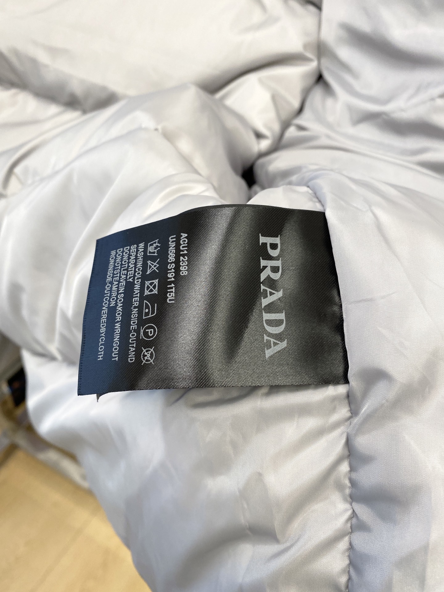 普拉达、2025最新款男士轻薄羽绒服、面料柔软舒适 ．上身版型超赞 ．拉链．辅料都是客供 、进口面料，轻