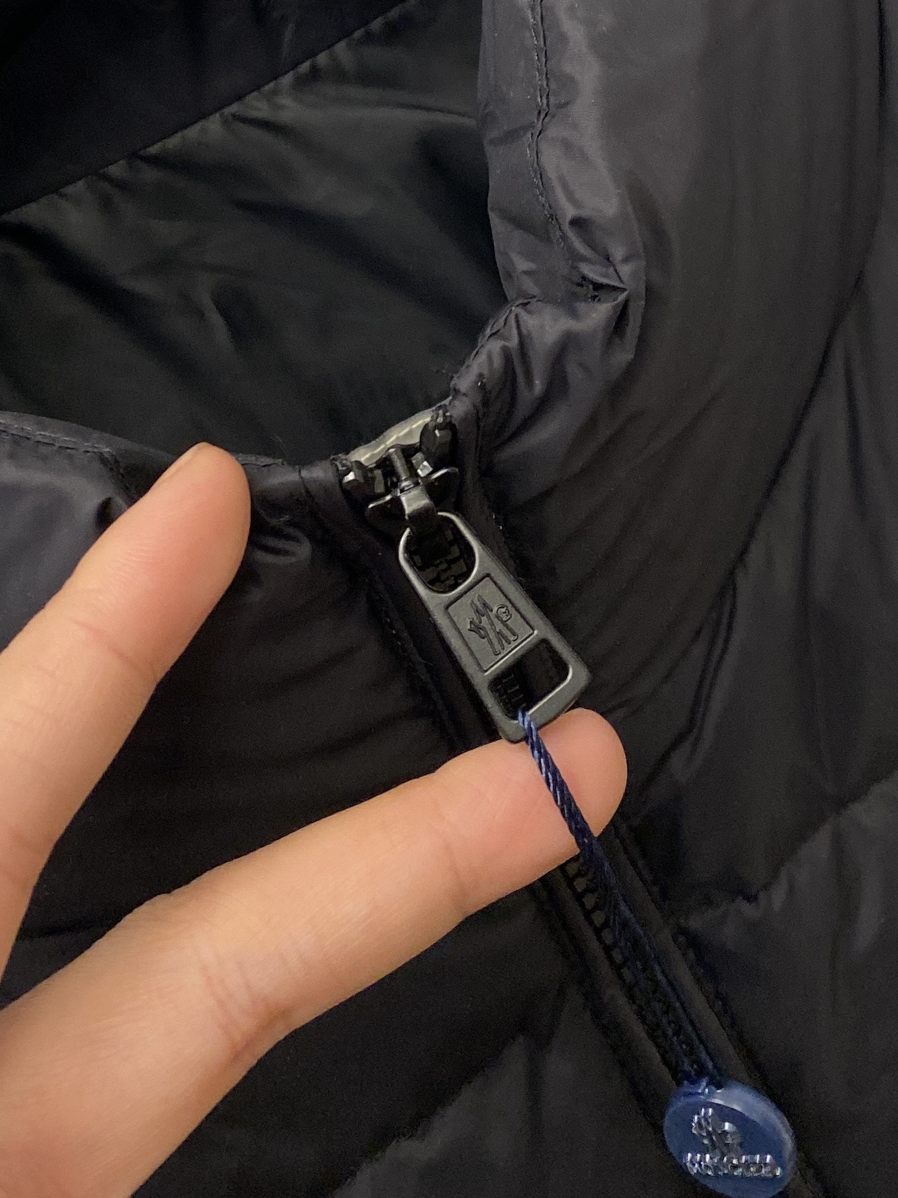 蒙口、2025最新款男士轻薄羽绒服、面料柔软舒适 ．上身版型超赞 ．拉链．辅料都是客供 、进口面料，轻便