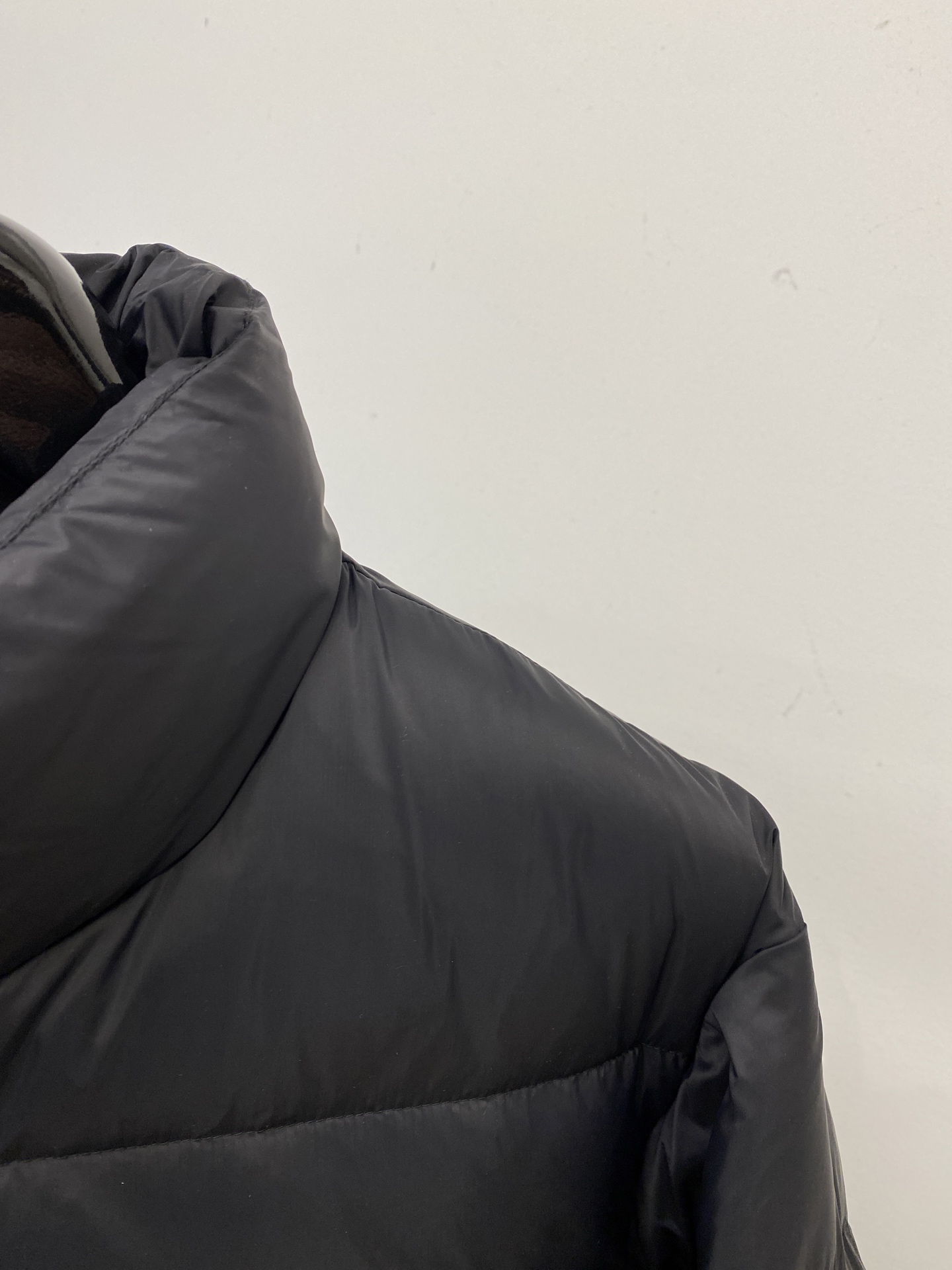 蒙口、2025最新款男士轻薄羽绒服、面料柔软舒适 ．上身版型超赞 ．拉链．辅料都是客供 、进口面料，轻便