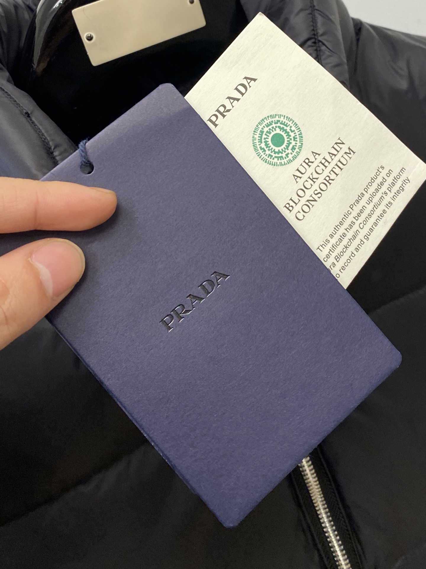 普拉达、2025最新款男士轻薄羽绒服、面料柔软舒适 ．上身版型超赞 ．拉链．辅料都是客供 、进口面料，轻