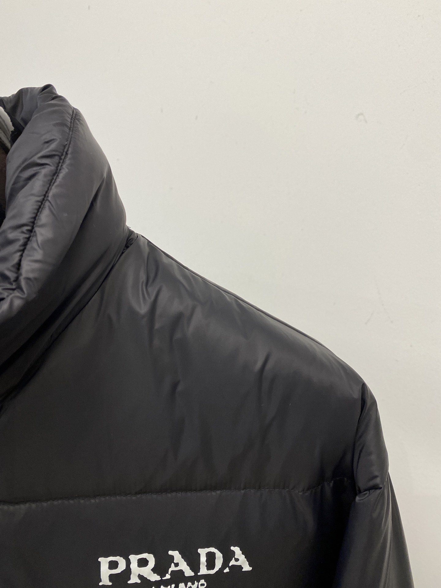 普拉达、2025最新款男士轻薄羽绒服、面料柔软舒适 ．上身版型超赞 ．拉链．辅料都是客供 、进口面料，轻