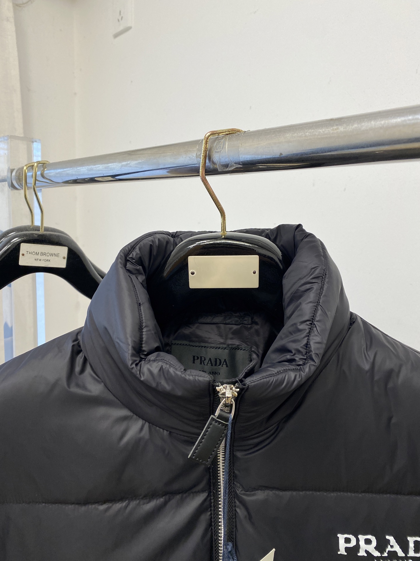 普拉达、2025最新款男士轻薄羽绒服、面料柔软舒适 ．上身版型超赞 ．拉链．辅料都是客供 、进口面料，轻