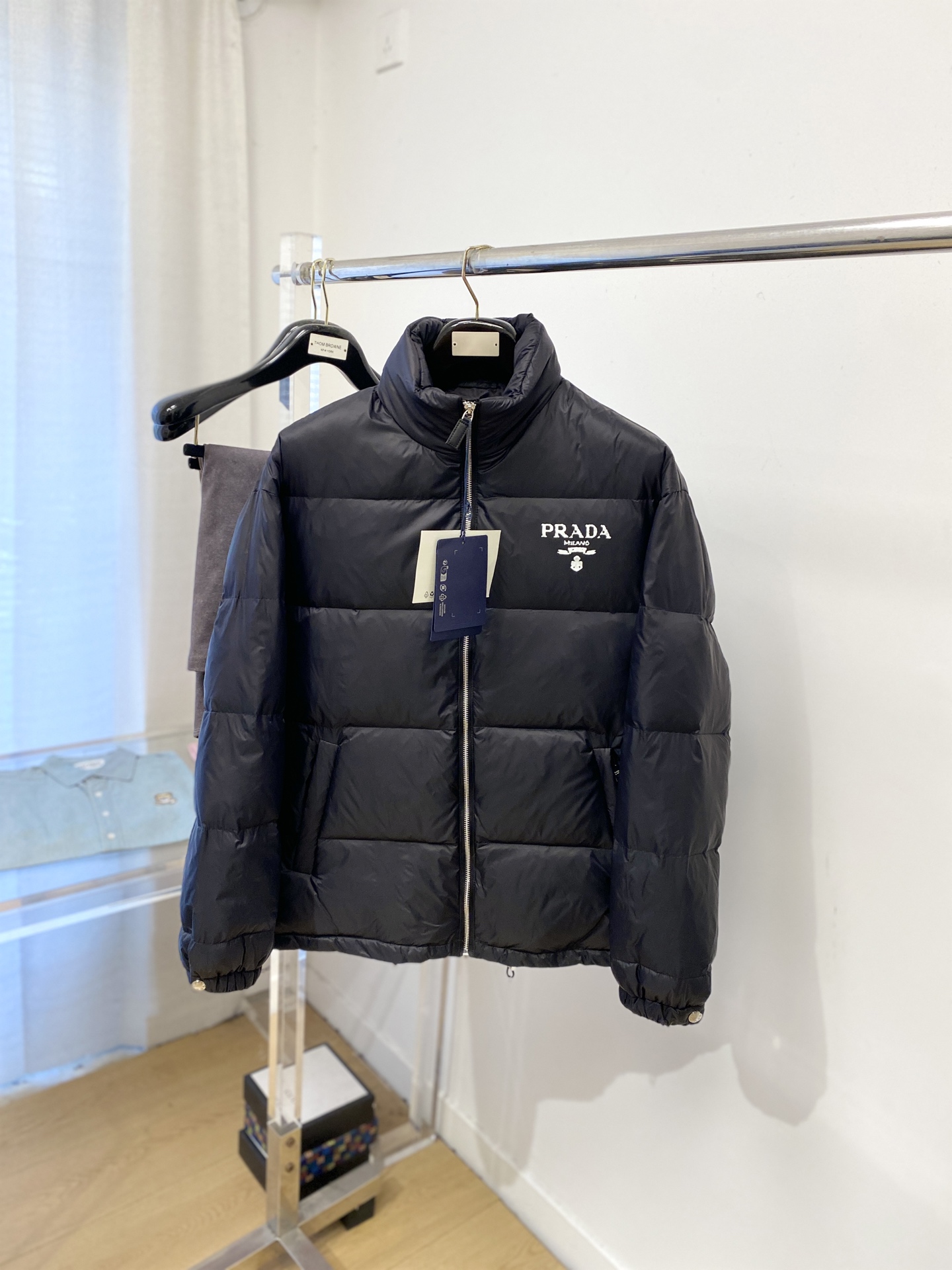 普拉达、2025最新款男士轻薄羽绒服、面料柔软舒适 ．上身版型超赞 ．拉链．辅料都是客供 、进口面料，轻