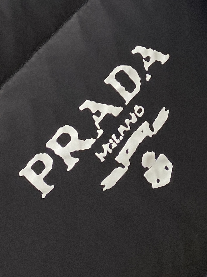 普拉达、2025最新款男士轻薄羽绒服、面料柔软舒适 ．上身版型超赞 ．拉链．辅料都是客供 、进口面料，轻