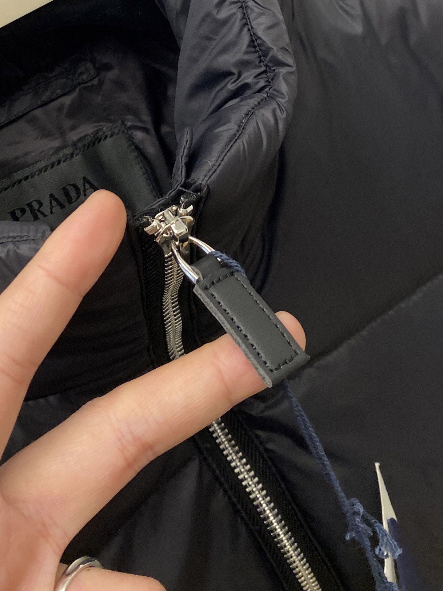 普拉达、2025最新款男士轻薄羽绒服、面料柔软舒适 ．上身版型超赞 ．拉链．辅料都是客供 、进口面料，轻