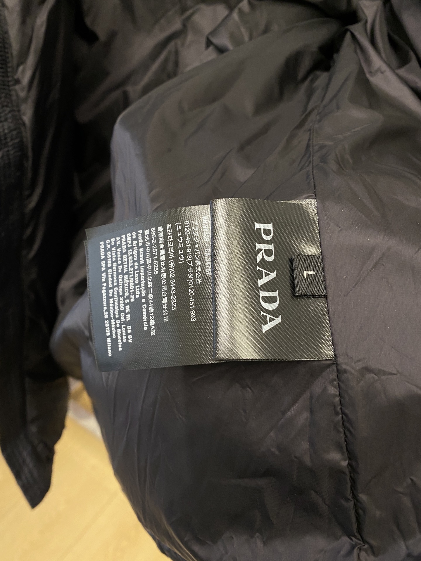 普拉达、2025最新款男士轻薄羽绒服、面料柔软舒适 ．上身版型超赞 ．拉链．辅料都是客供 、进口面料，轻