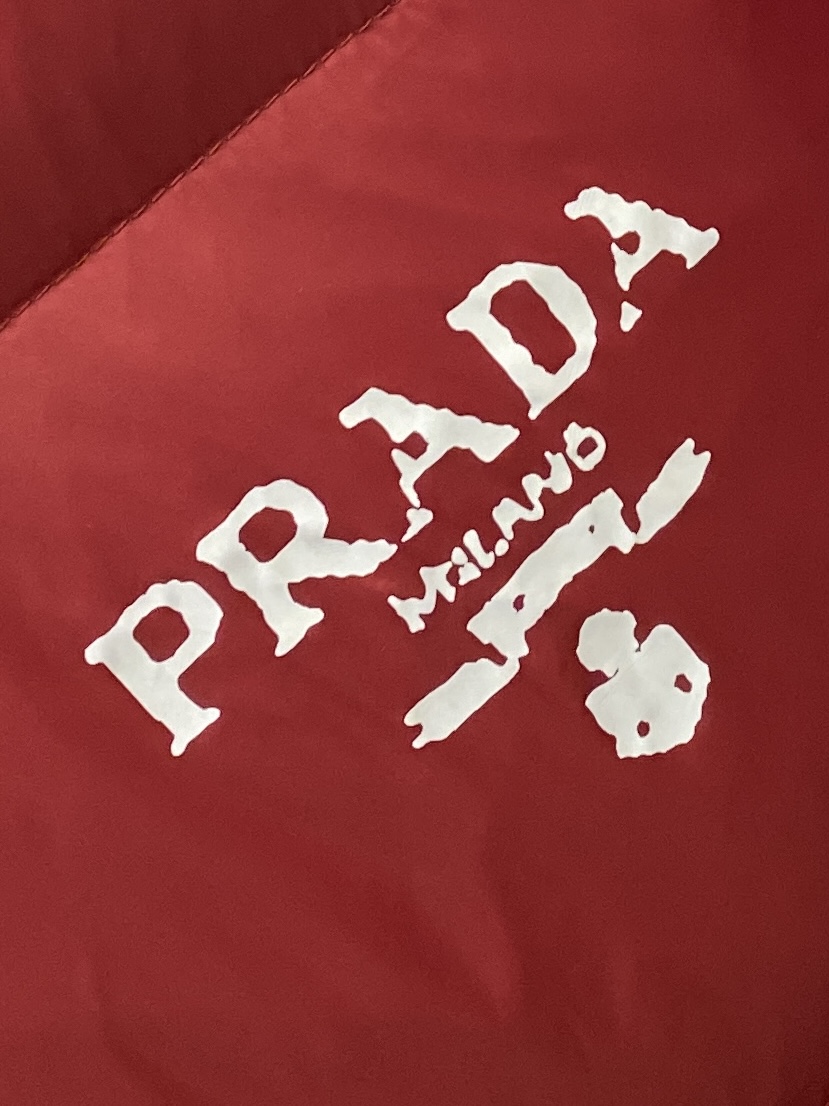 普拉达、2025最新款男士轻薄羽绒服、面料柔软舒适 ．上身版型超赞 ．拉链．辅料都是客供 、进口面料，轻