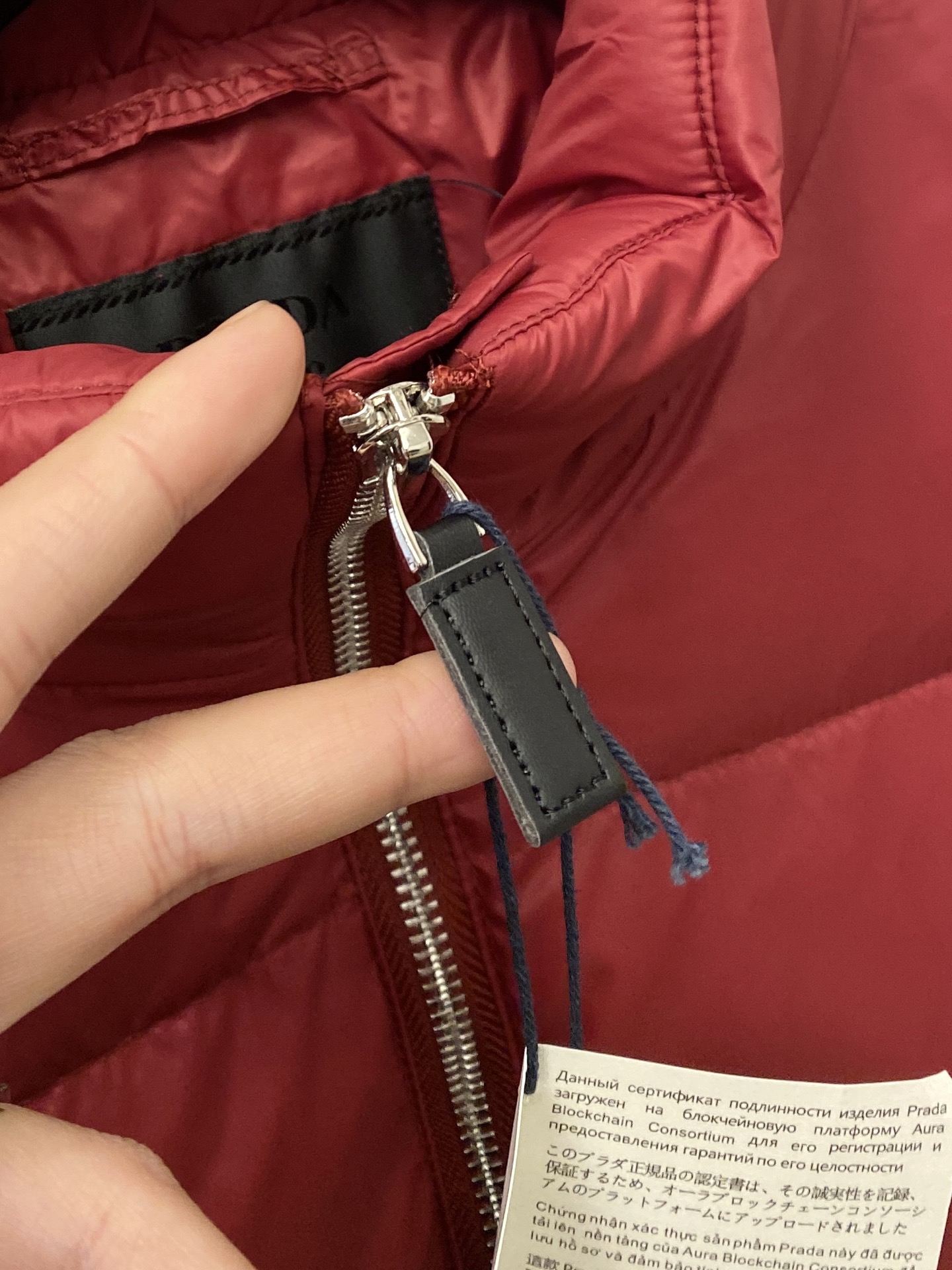 普拉达、2025最新款男士轻薄羽绒服、面料柔软舒适 ．上身版型超赞 ．拉链．辅料都是客供 、进口面料，轻