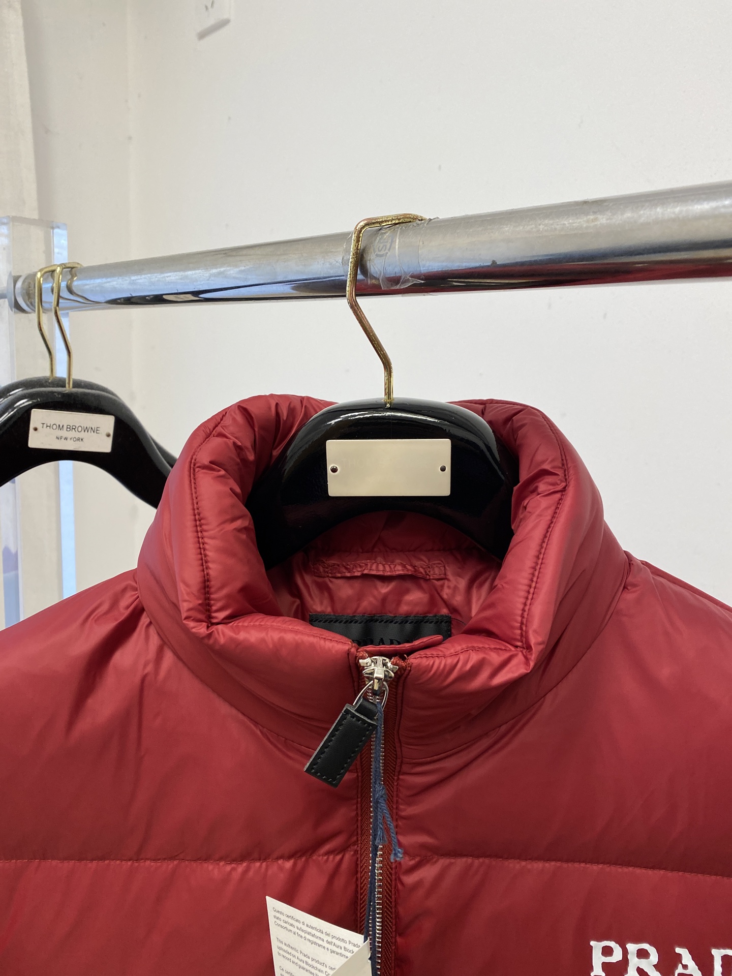 普拉达、2025最新款男士轻薄羽绒服、面料柔软舒适 ．上身版型超赞 ．拉链．辅料都是客供 、进口面料，轻