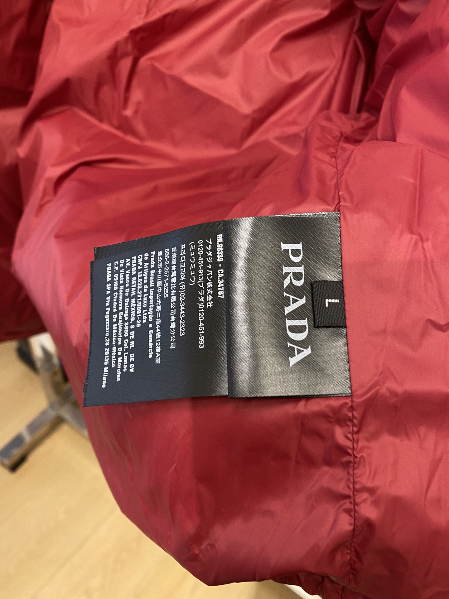 普拉达、2025最新款男士轻薄羽绒服、面料柔软舒适 ．上身版型超赞 ．拉链．辅料都是客供 、进口面料，轻