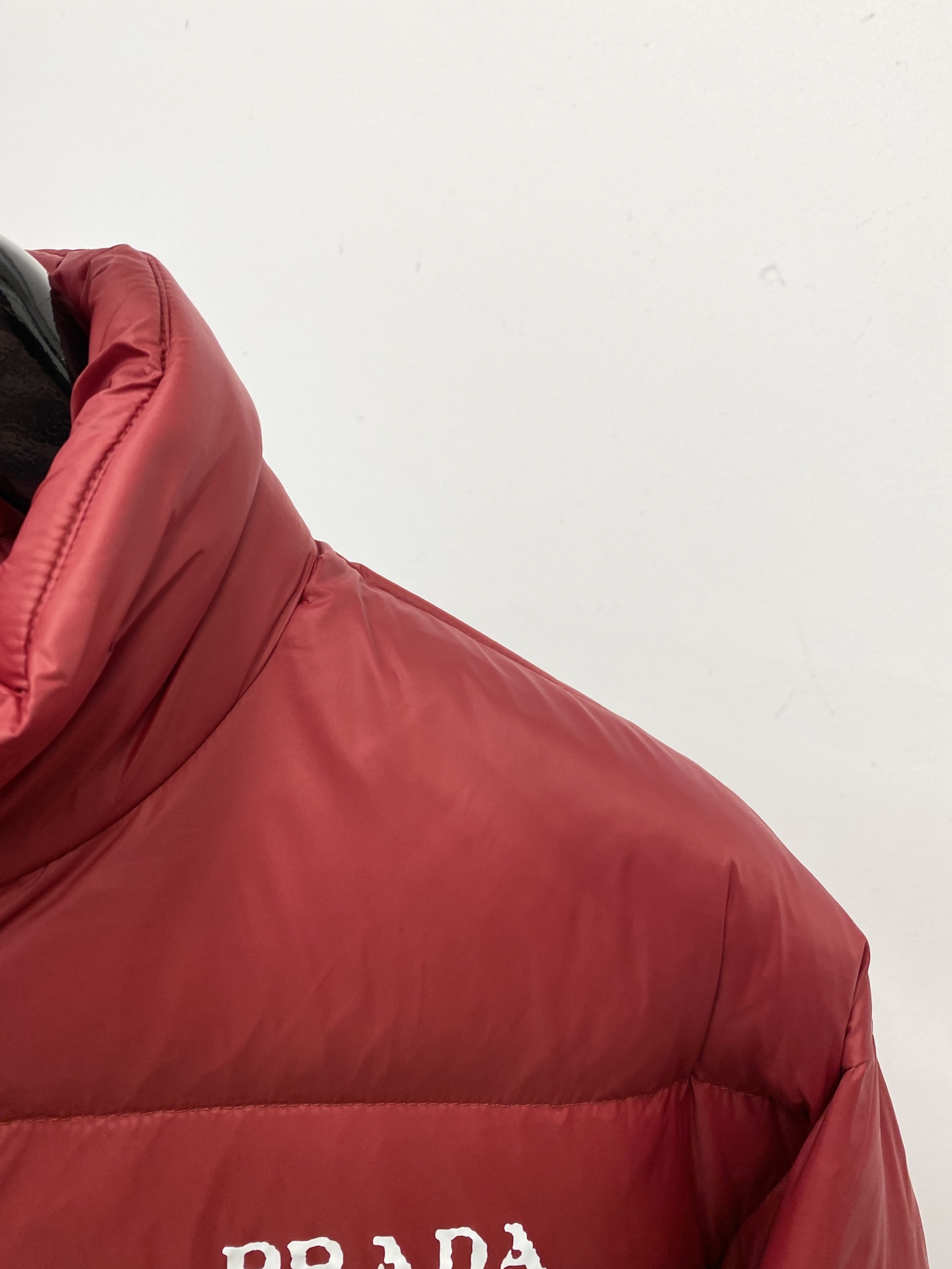 普拉达、2025最新款男士轻薄羽绒服、面料柔软舒适 ．上身版型超赞 ．拉链．辅料都是客供 、进口面料，轻