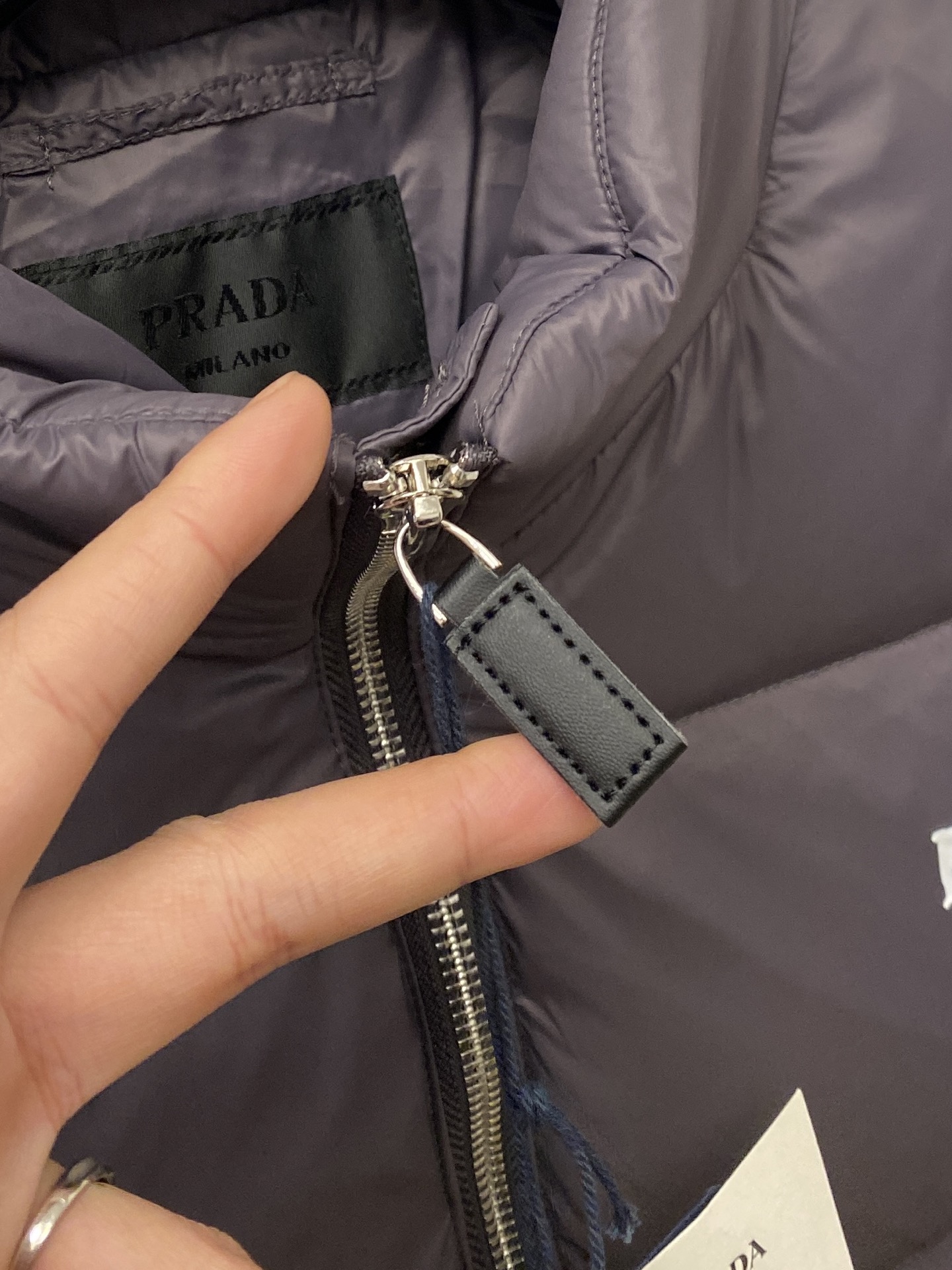 普拉达、2025最新款男士轻薄羽绒服、面料柔软舒适 ．上身版型超赞 ．拉链．辅料都是客供 、进口面料，轻