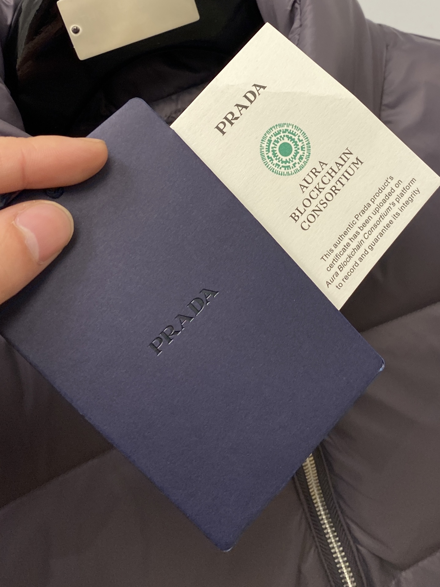 普拉达、2025最新款男士轻薄羽绒服、面料柔软舒适 ．上身版型超赞 ．拉链．辅料都是客供 、进口面料，轻