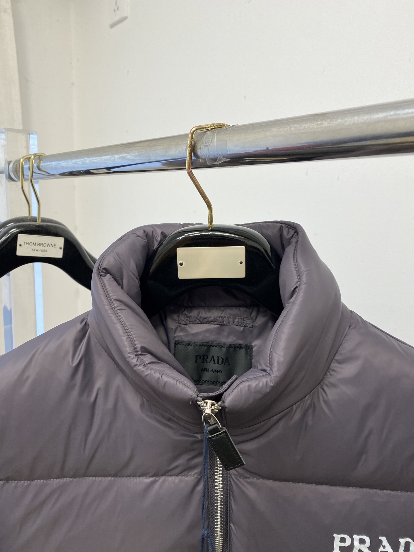 普拉达、2025最新款男士轻薄羽绒服、面料柔软舒适 ．上身版型超赞 ．拉链．辅料都是客供 、进口面料，轻