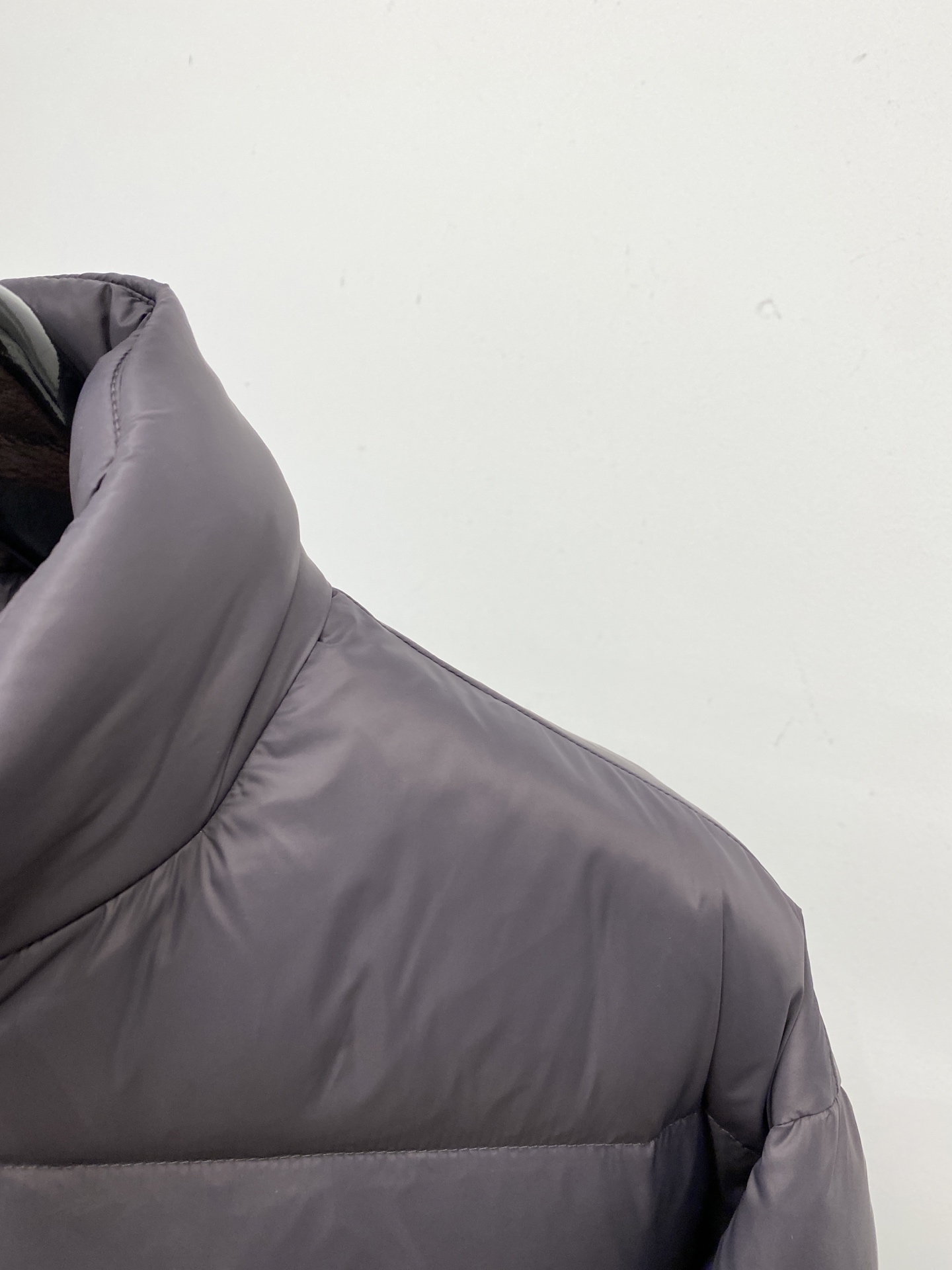 普拉达、2025最新款男士轻薄羽绒服、面料柔软舒适 ．上身版型超赞 ．拉链．辅料都是客供 、进口面料，轻