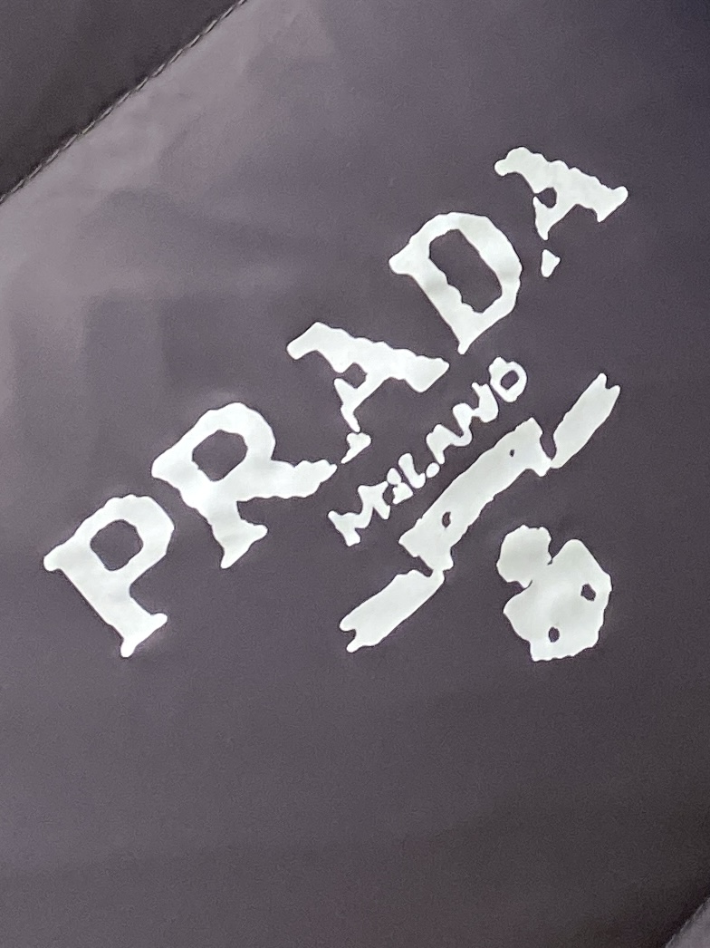 普拉达、2025最新款男士轻薄羽绒服、面料柔软舒适 ．上身版型超赞 ．拉链．辅料都是客供 、进口面料，轻