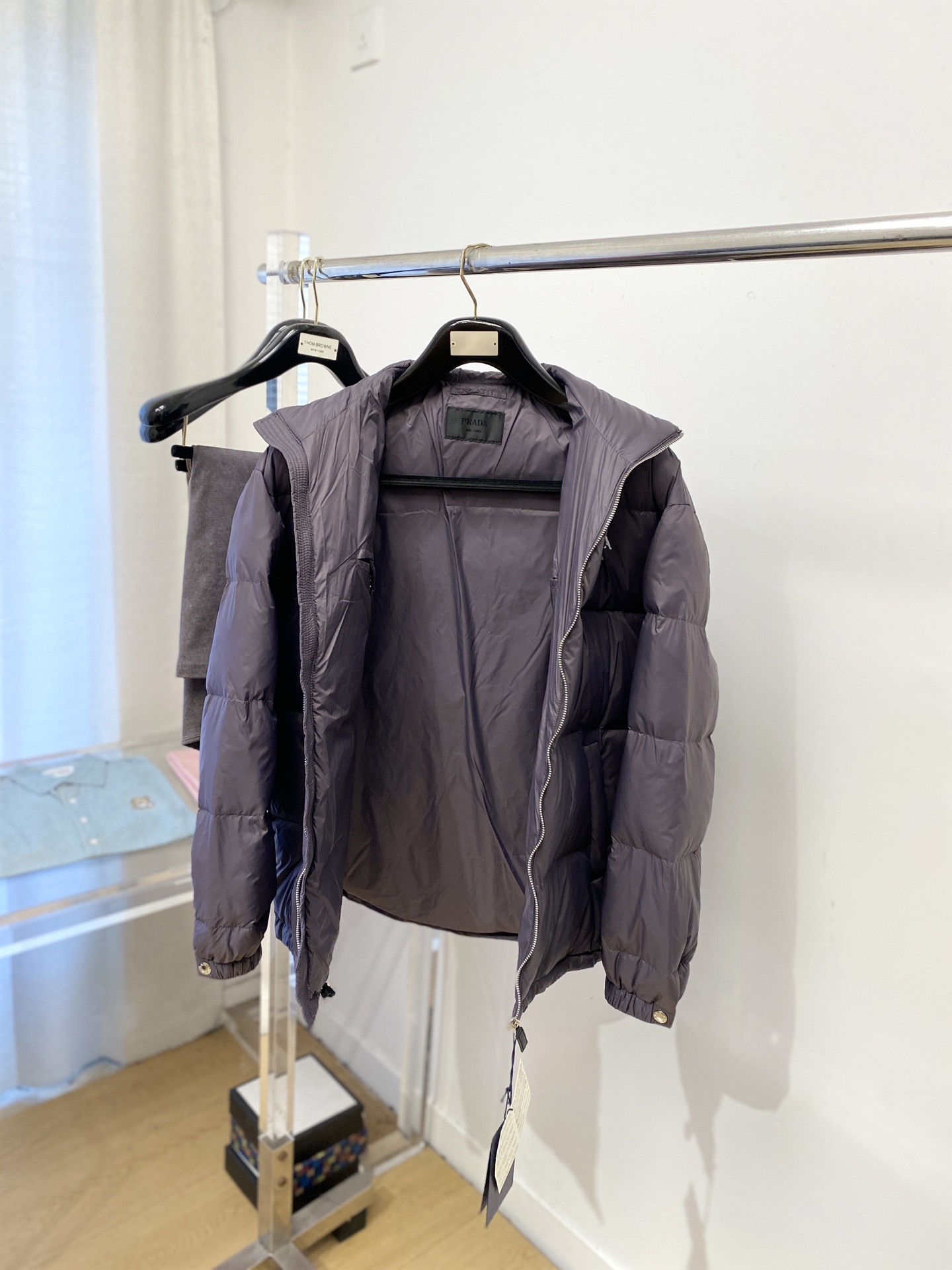 普拉达、2025最新款男士轻薄羽绒服、面料柔软舒适 ．上身版型超赞 ．拉链．辅料都是客供 、进口面料，轻