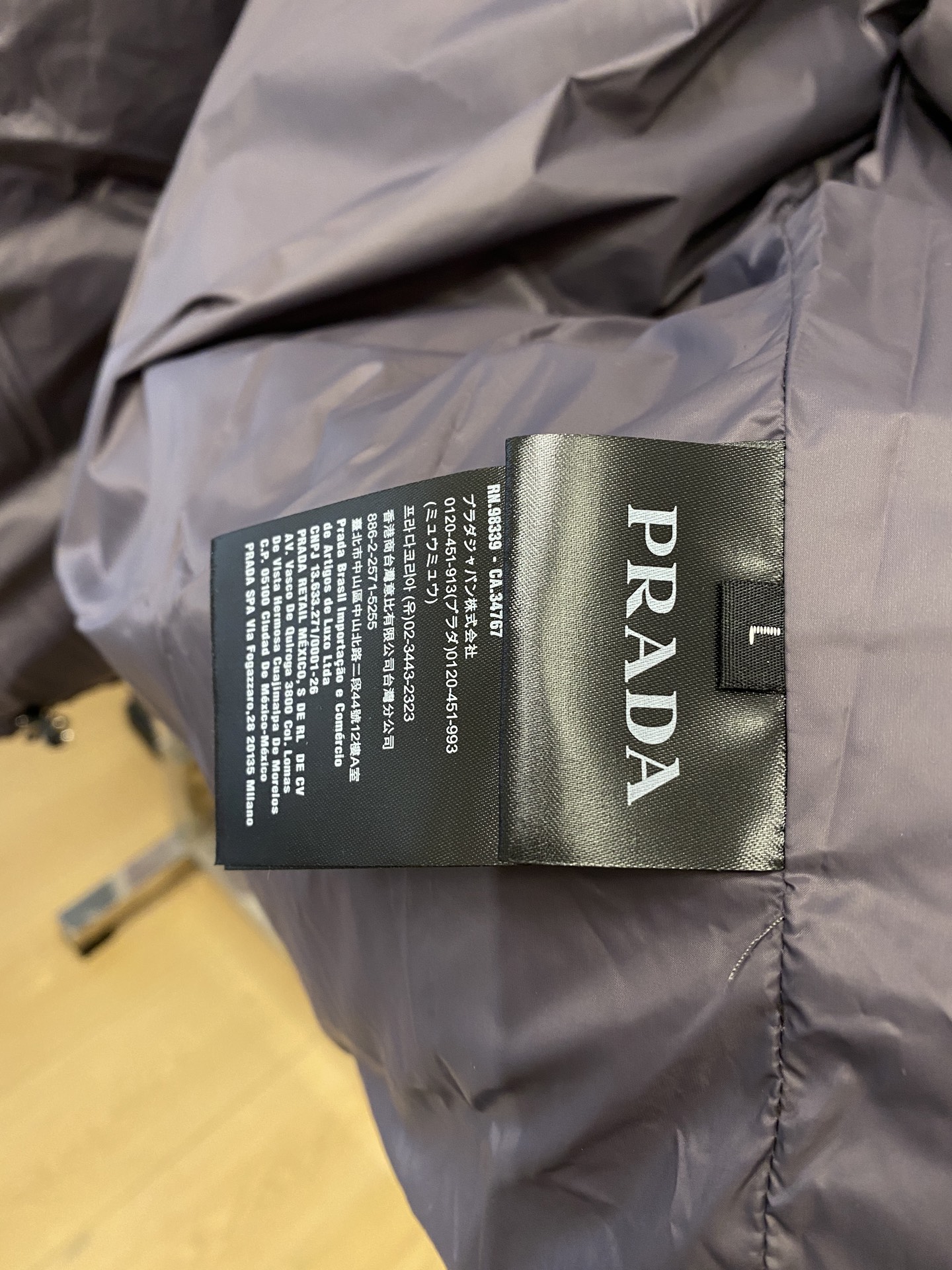 普拉达、2025最新款男士轻薄羽绒服、面料柔软舒适 ．上身版型超赞 ．拉链．辅料都是客供 、进口面料，轻