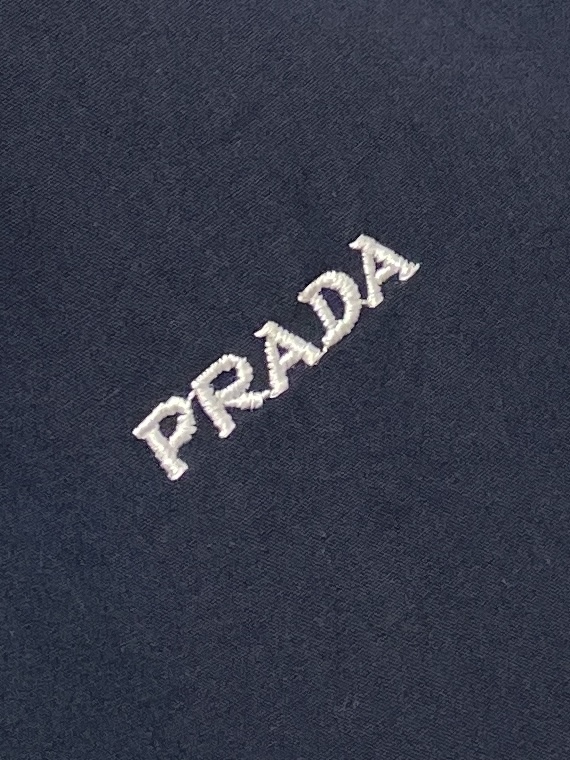 普拉达、2025新品夹克外套，时尚帅气，简约百搭款，胸前精致刺绣字母logo，定制原版面料，不仅挺括，保