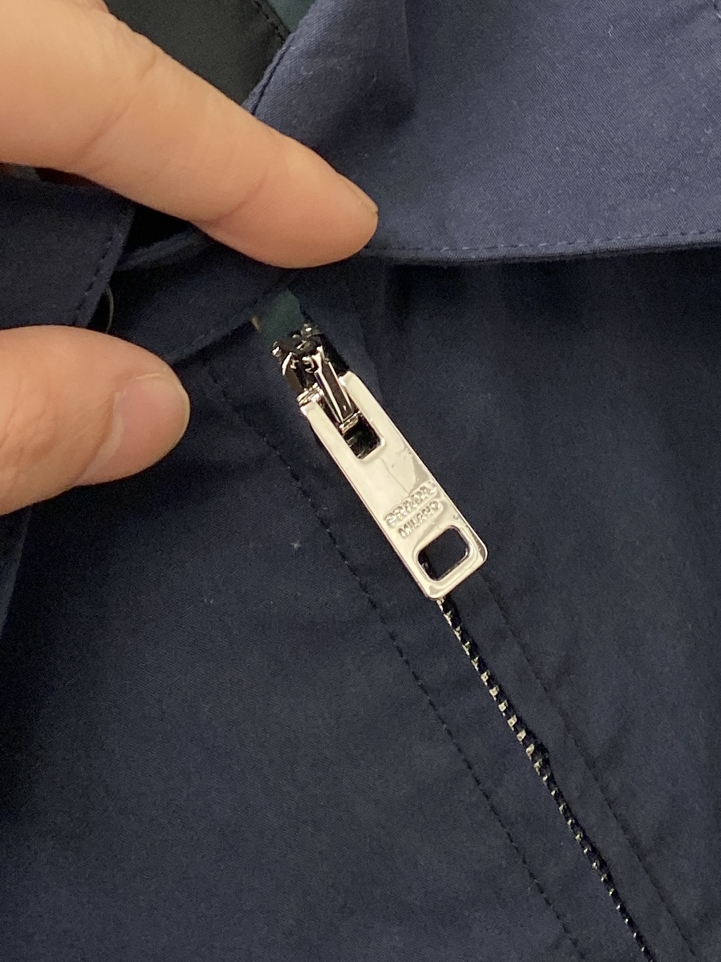 普拉达、2025新品夹克外套，时尚帅气，简约百搭款，胸前精致刺绣字母logo，定制原版面料，不仅挺括，保