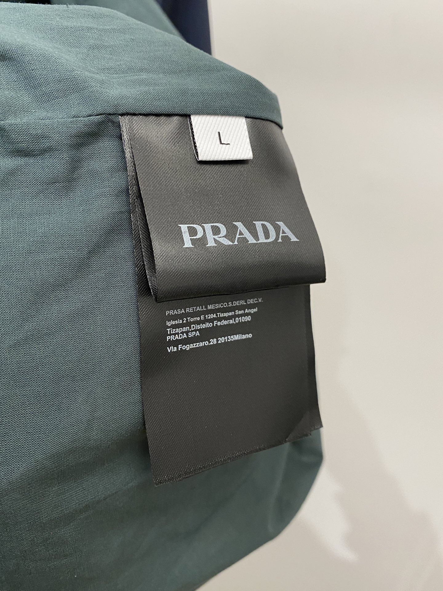 普拉达、2025新品夹克外套，时尚帅气，简约百搭款，胸前精致刺绣字母logo，定制原版面料，不仅挺括，保