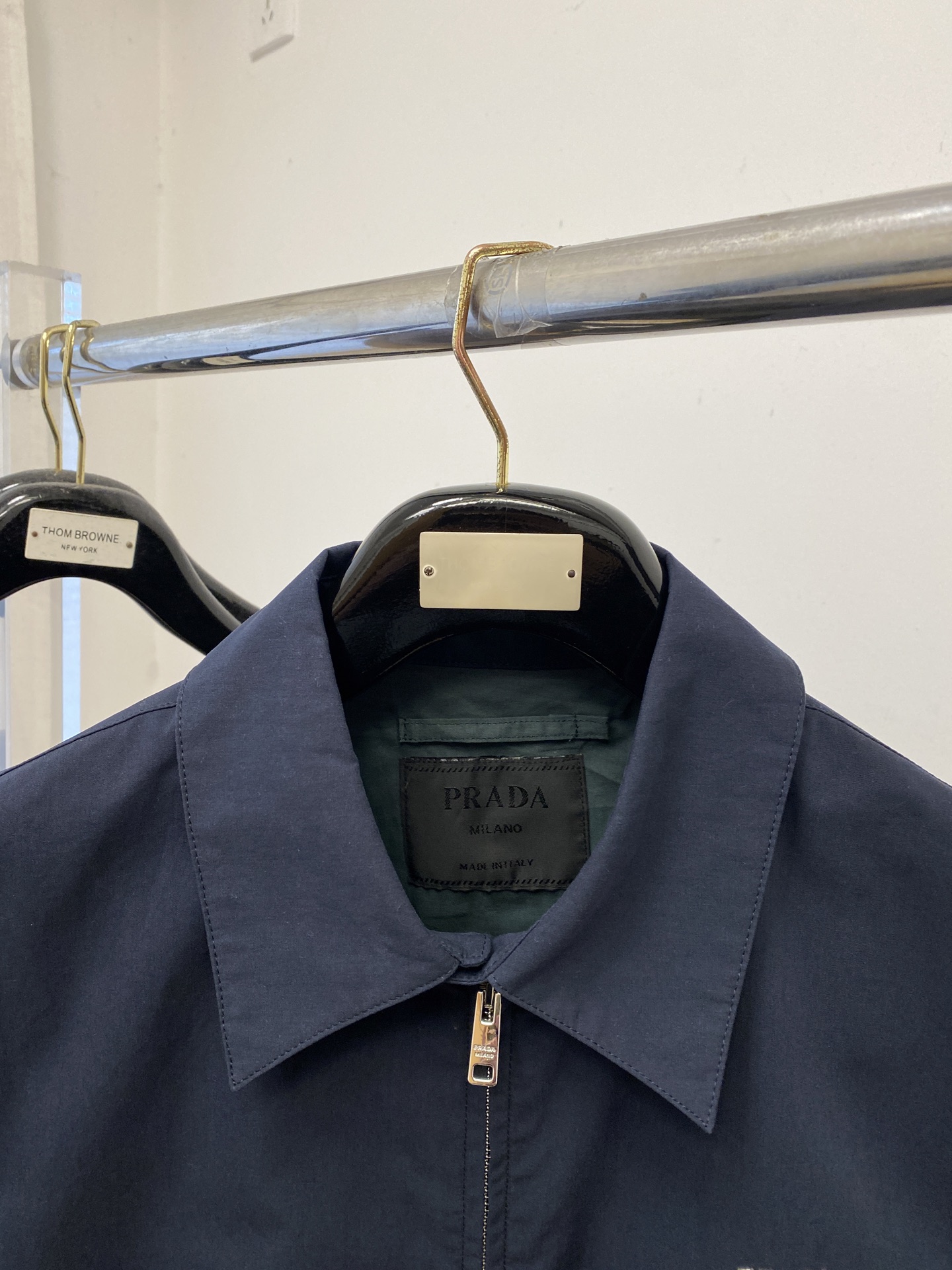 普拉达、2025新品夹克外套，时尚帅气，简约百搭款，胸前精致刺绣字母logo，定制原版面料，不仅挺括，保