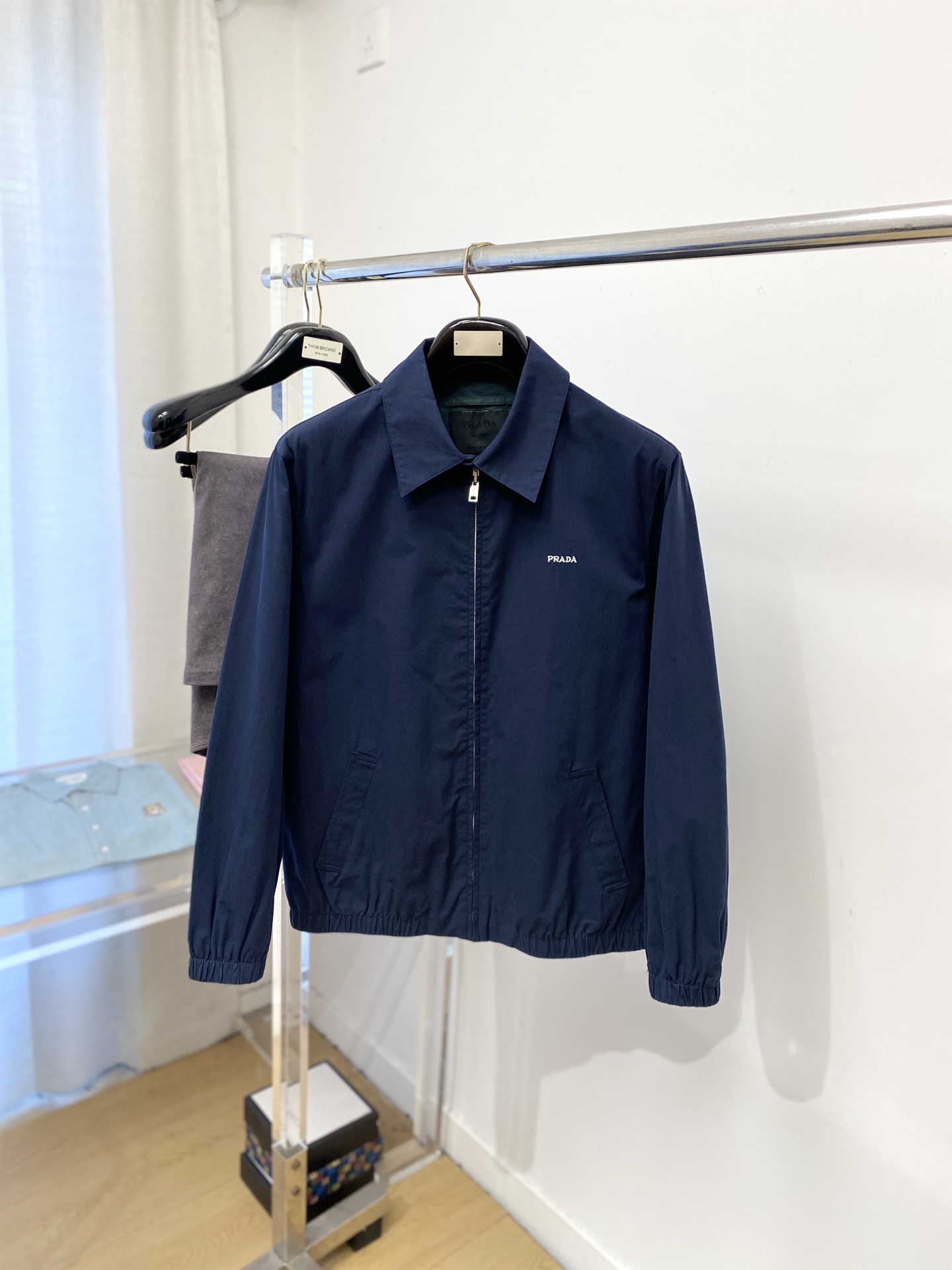 NO:681590,Prada, 2025 new jacket, fashionable and handsome, simple and versatile style, exquisite embroidered letter logo on the chest, customized original fabric, not only stiff and maintain the trendy silhouette, but also comfortable to wear, the yarn is more delicate, size M-3XL,, prada,jackets & coats,jackets & coats,19860909普拉达、2025新品夹克外套,时尚帅气,简约百搭款,胸前精致刺绣字母logo,定制原版面料,不仅挺括,保持潮流的廓形,又穿着舒适,纱织更细腻,码数M-3XL,,prada,jackets & coats,jackets & coats,,Men's clothing