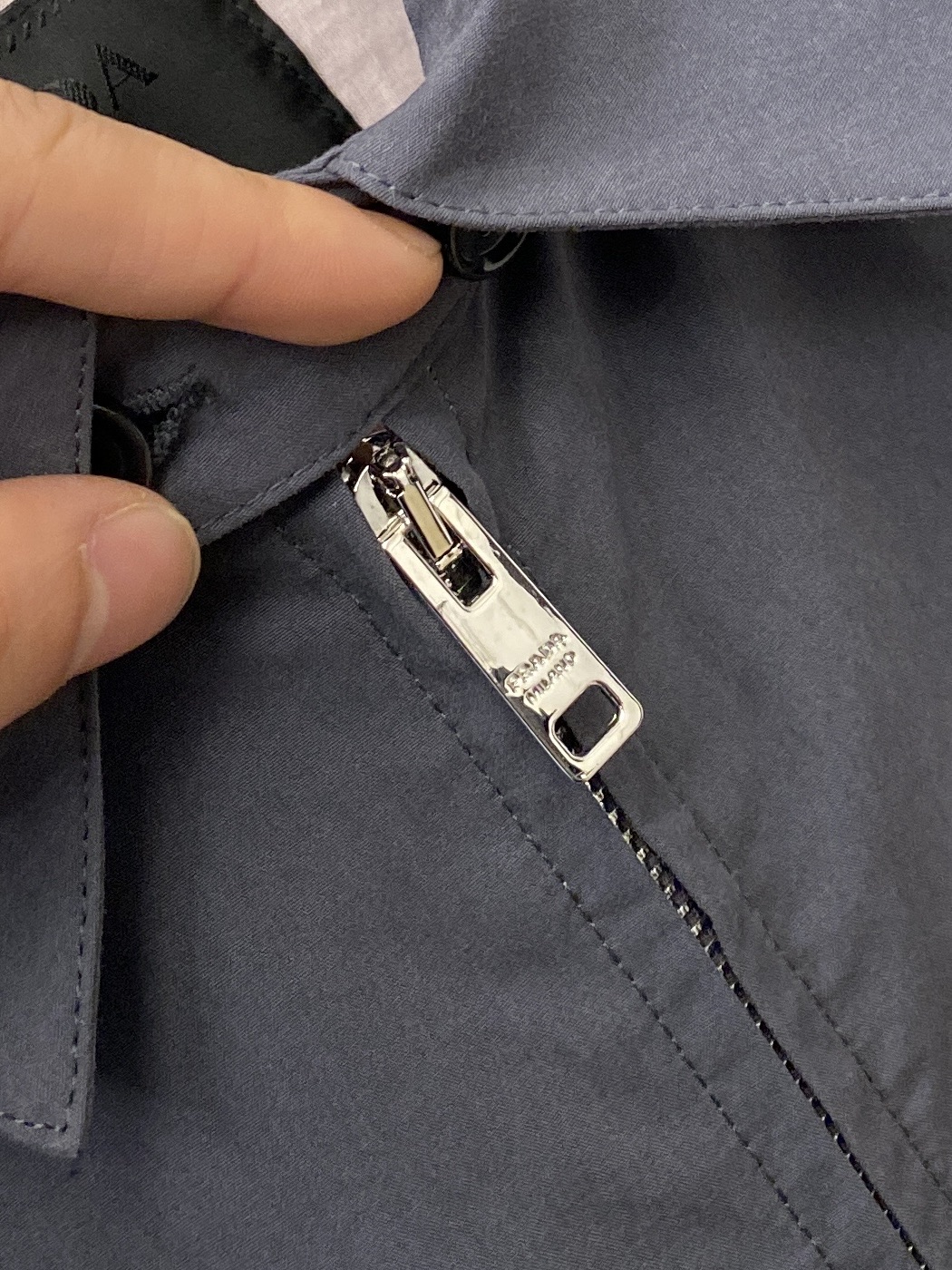 普拉达、2025新品夹克外套，时尚帅气，简约百搭款，胸前精致刺绣字母logo，定制原版面料，不仅挺括，保