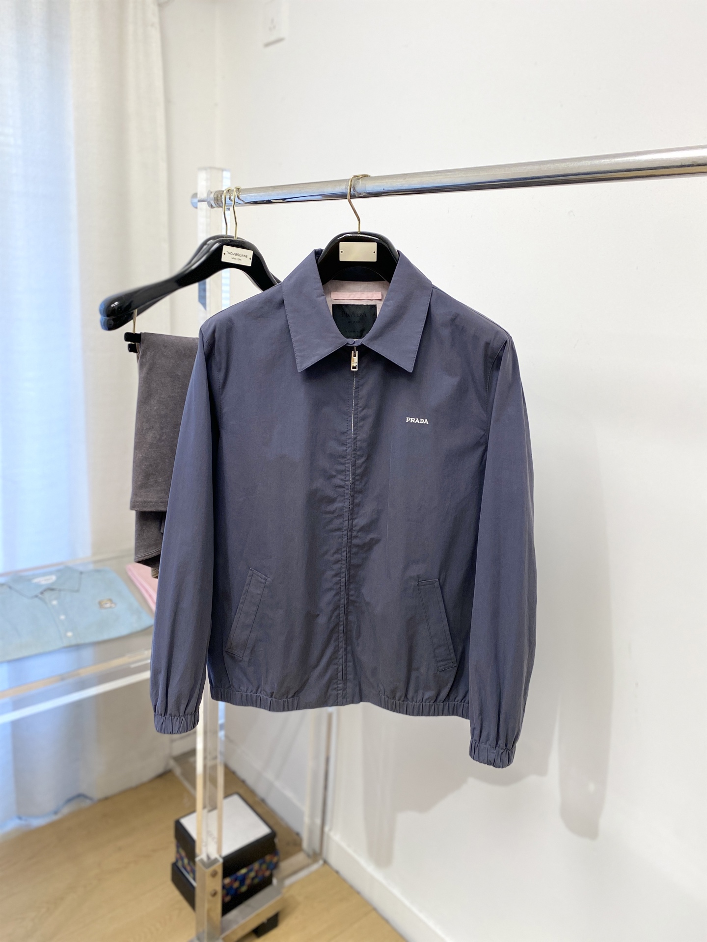 普拉达、2025新品夹克外套，时尚帅气，简约百搭款，胸前精致刺绣字母logo，定制原版面料，不仅挺括，保