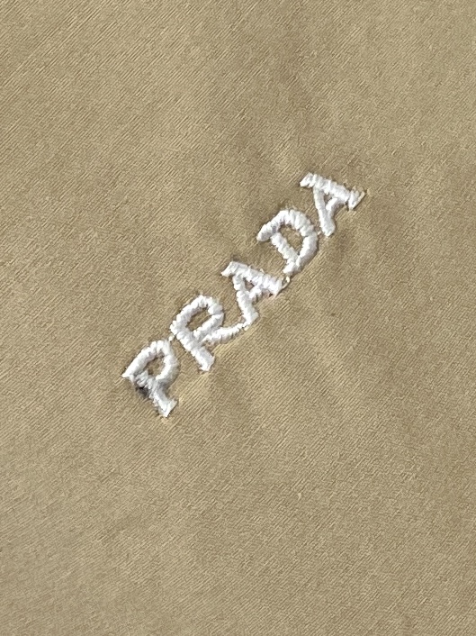 普拉达、2025新品夹克外套，时尚帅气，简约百搭款，胸前精致刺绣字母logo，定制原版面料，不仅挺括，保