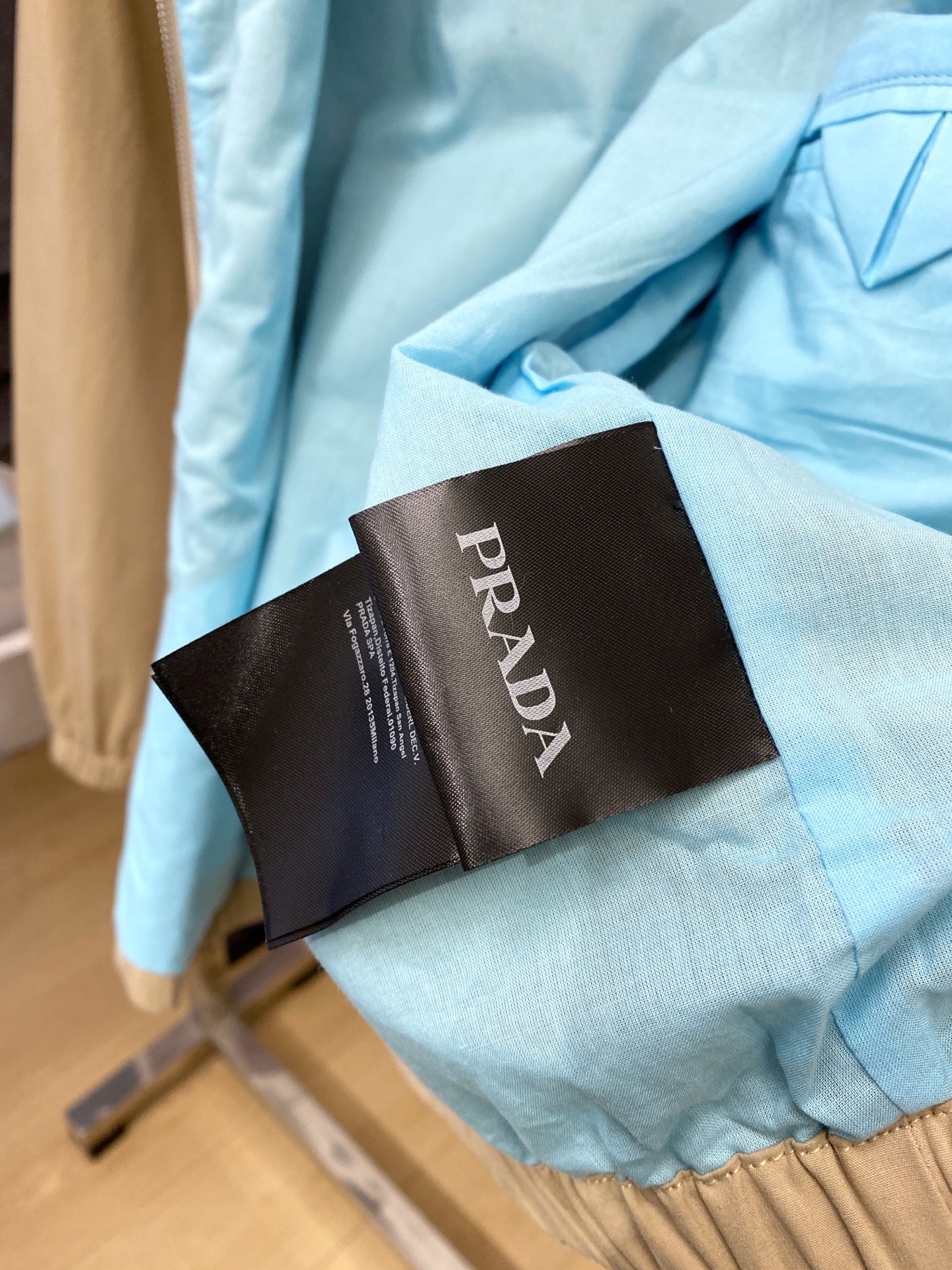 普拉达、2025新品夹克外套，时尚帅气，简约百搭款，胸前精致刺绣字母logo，定制原版面料，不仅挺括，保