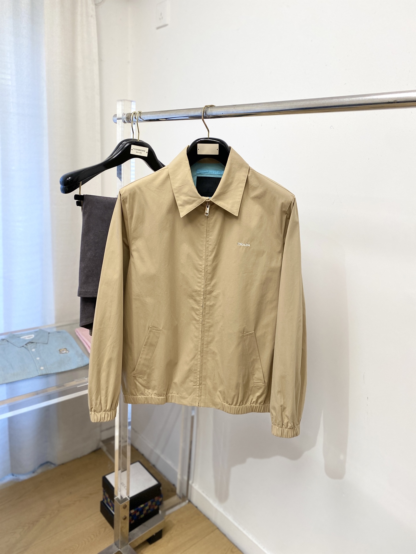 普拉达、2025新品夹克外套，时尚帅气，简约百搭款，胸前精致刺绣字母logo，定制原版面料，不仅挺括，保