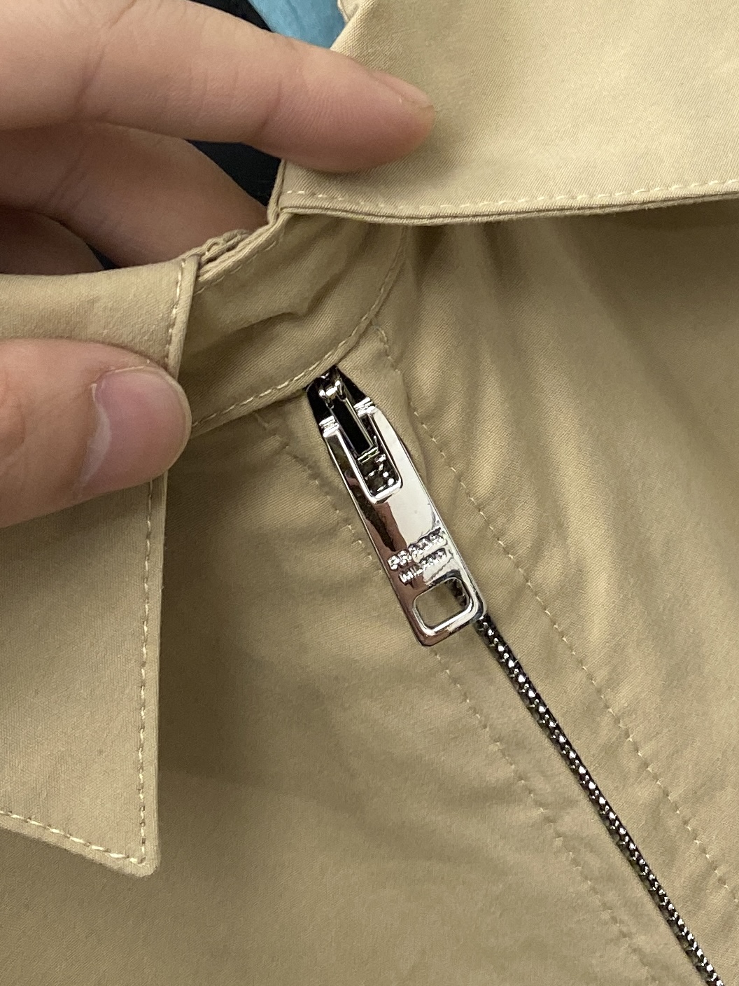 普拉达、2025新品夹克外套，时尚帅气，简约百搭款，胸前精致刺绣字母logo，定制原版面料，不仅挺括，保