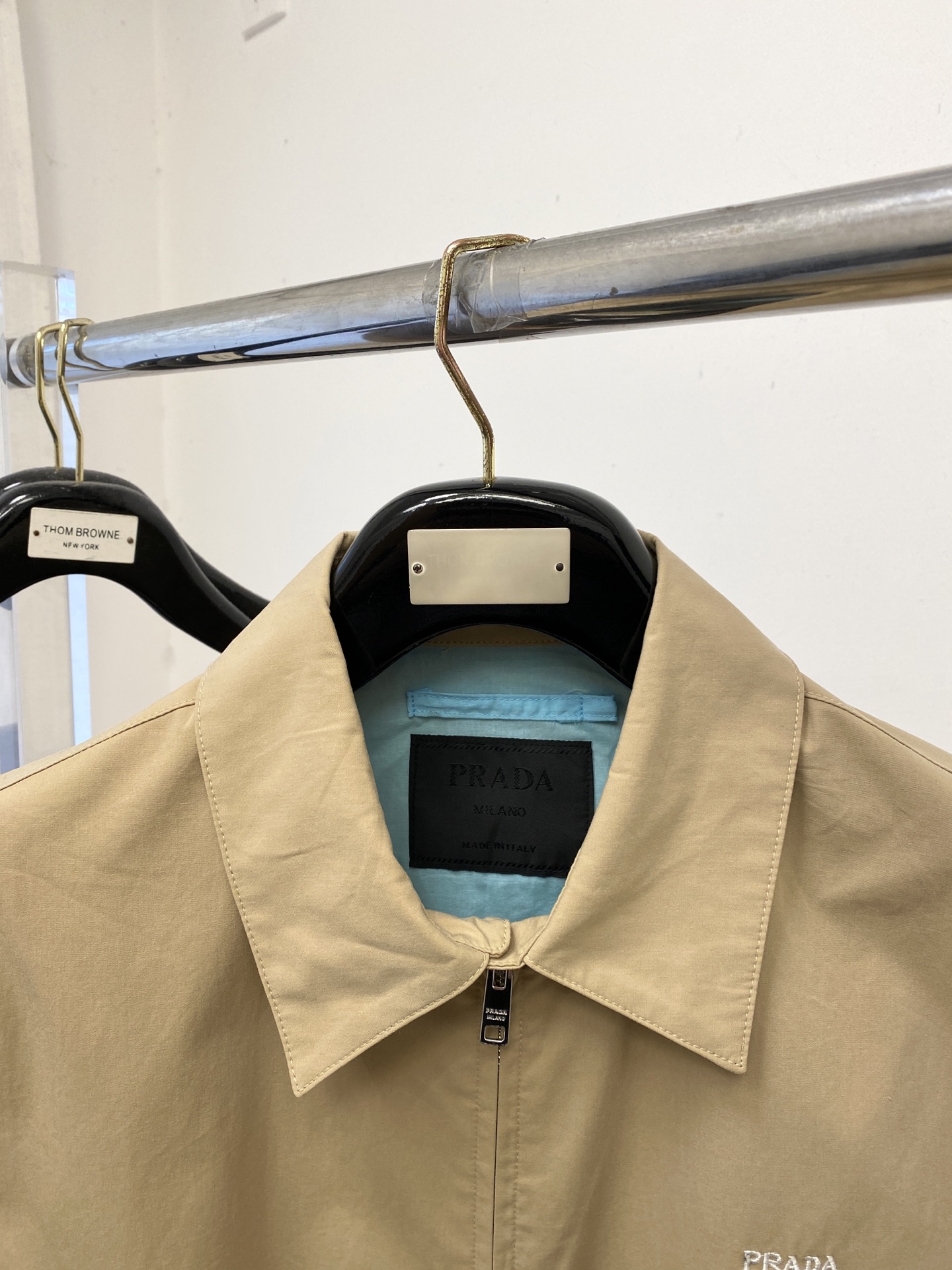 普拉达、2025新品夹克外套，时尚帅气，简约百搭款，胸前精致刺绣字母logo，定制原版面料，不仅挺括，保