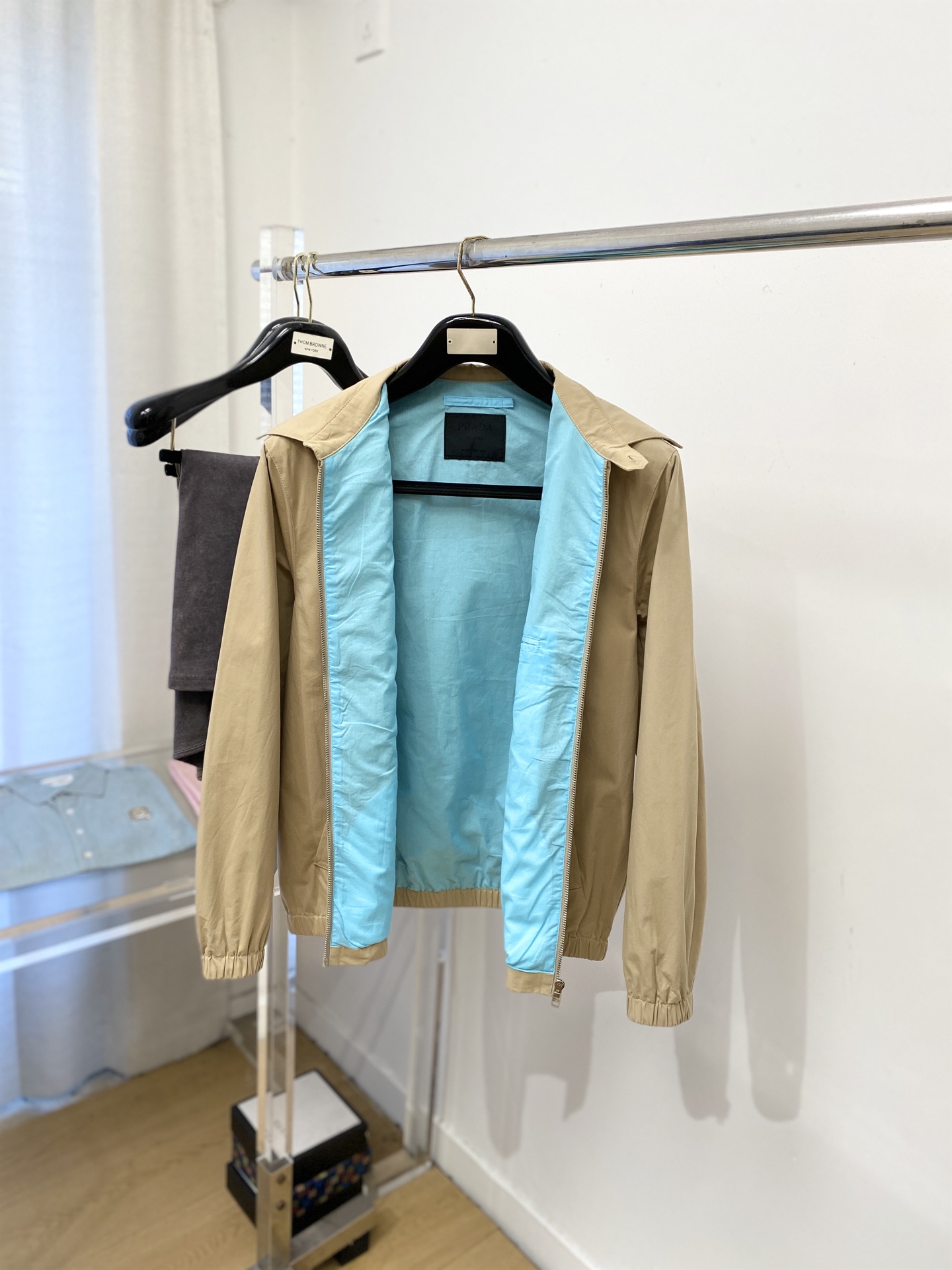 普拉达、2025新品夹克外套，时尚帅气，简约百搭款，胸前精致刺绣字母logo，定制原版面料，不仅挺括，保