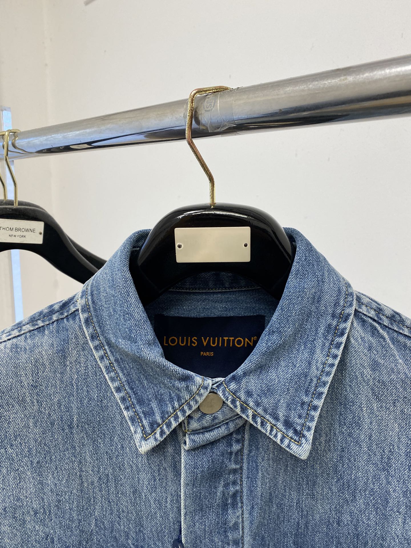 路易威登、2025新品牛仔外套，时尚帅气，简约百搭款，胸前顶级印胶图案字母logo，定制原版面料，不仅挺