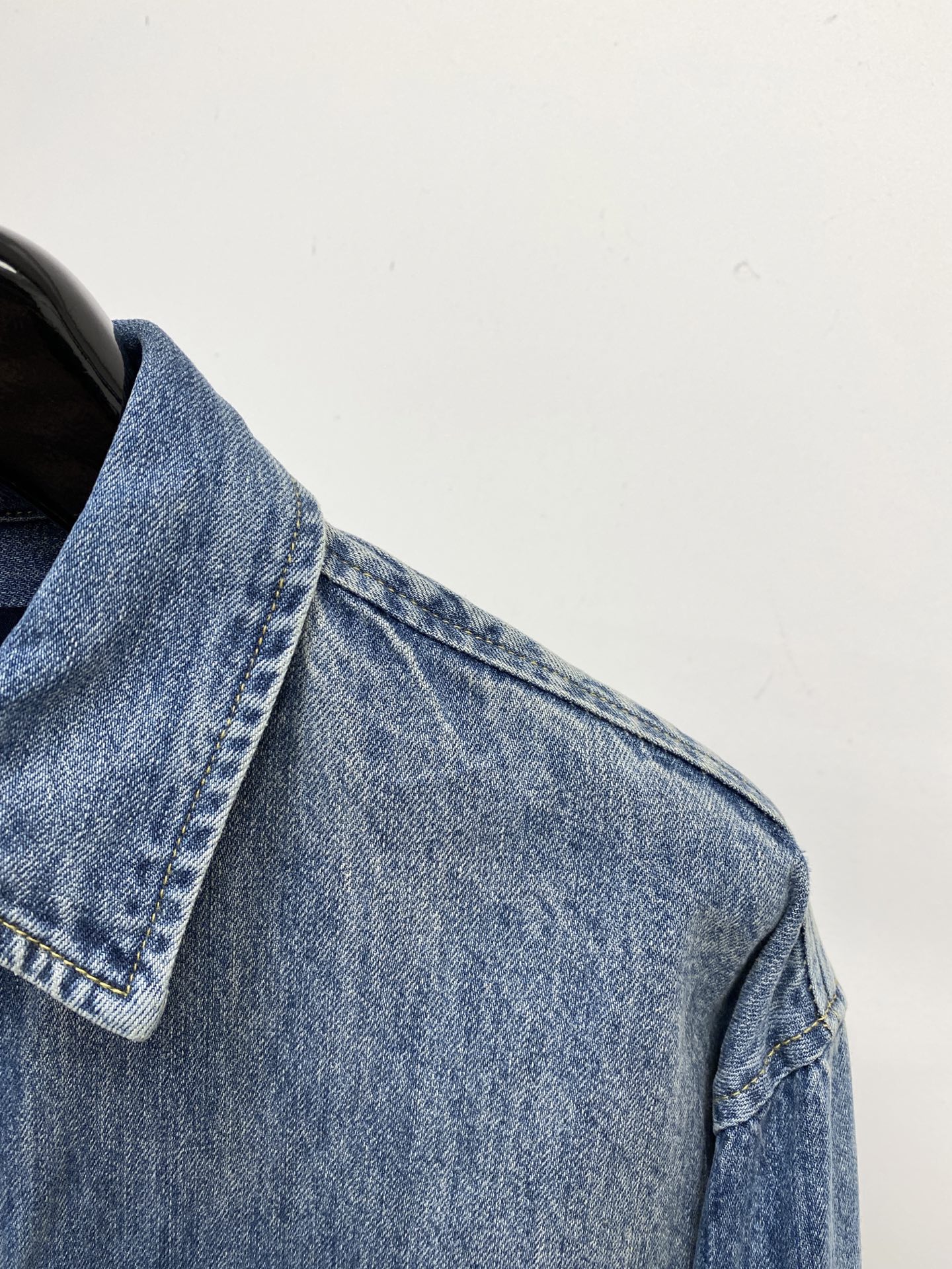 路易威登、2025新品牛仔外套，时尚帅气，简约百搭款，胸前顶级印胶图案字母logo，定制原版面料，不仅挺