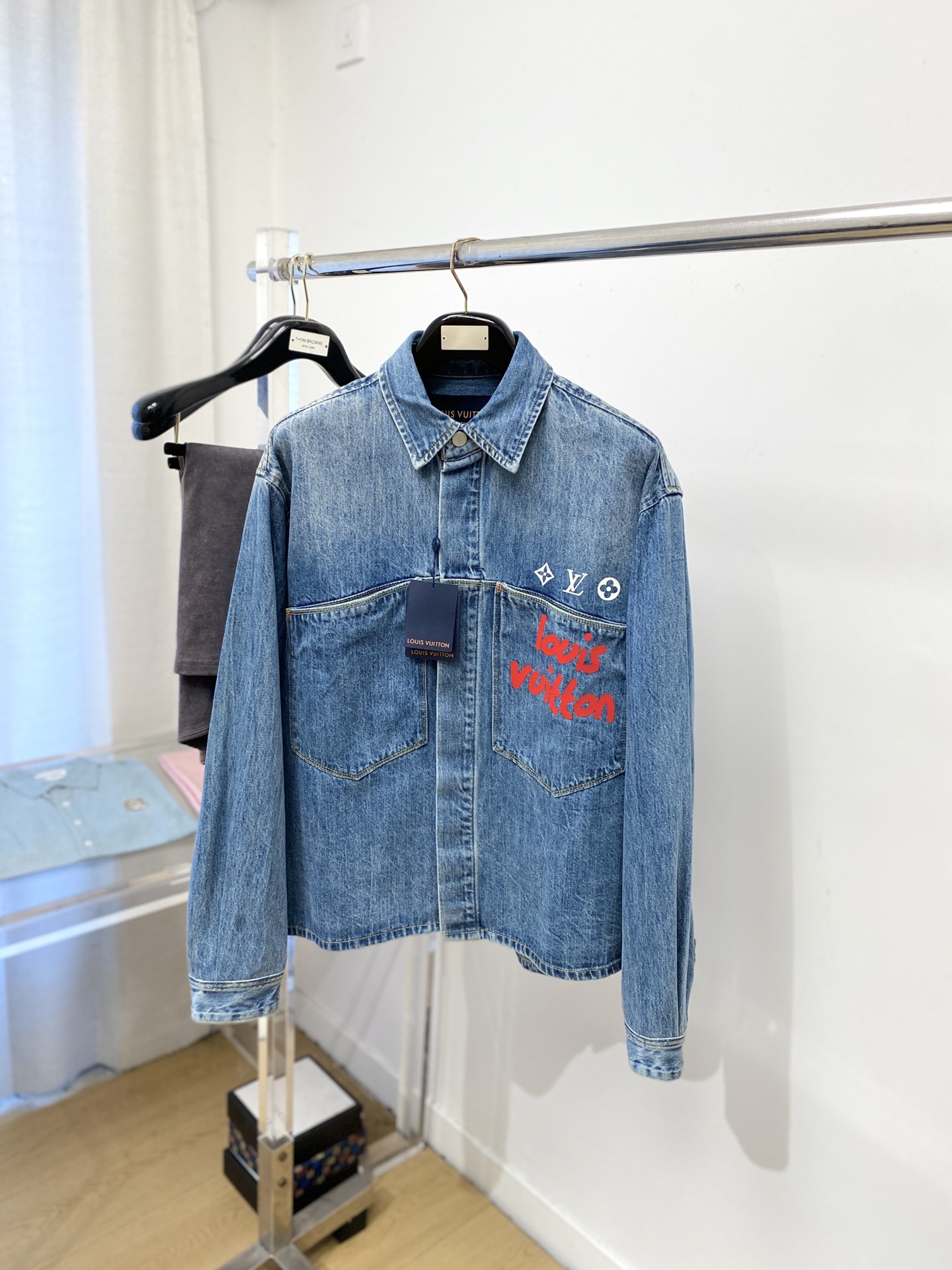 NO:681596,Louis Vuitton, 2025 new denim jacket, fashionable and handsome, simple and versatile, top-notch printed letter logo on the chest, customized original fabric, not only crisp and trendy silhouette, but also comfortable to wear, more delicate yarn weaving, size S-XXL,, louis vuitton, jackets & coats,19860909路易威登、2025新品牛仔外套,时尚帅气,简约百搭款,胸前顶级印胶图案字母logo,定制原版面料,不仅挺括,保持潮流的廓形,又穿着舒适,纱织更细腻,码数S-XXL,,louis vuitton,jackets & coats,,Men's clothing