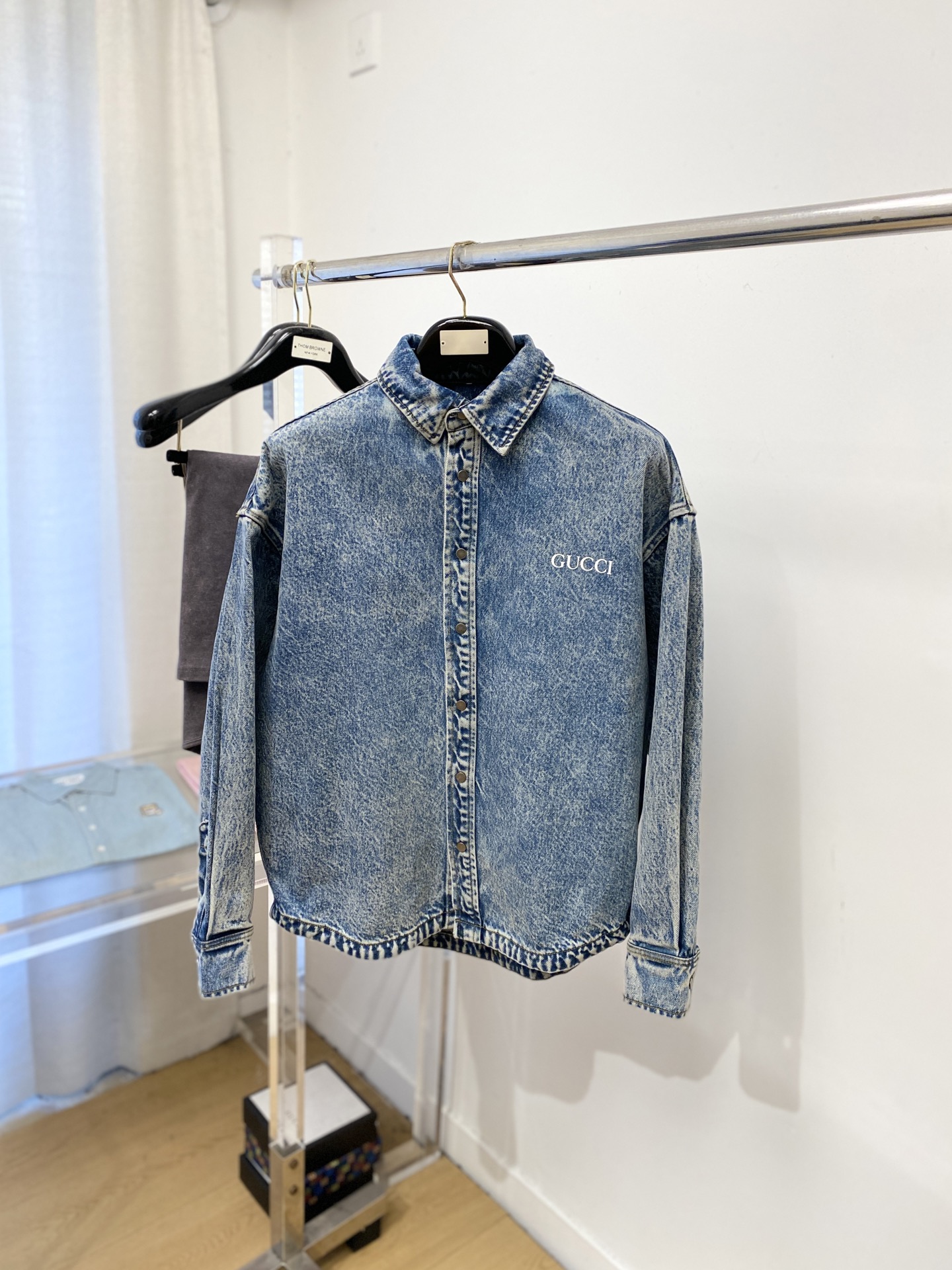 NO:681599,Gucci, 2025 new denim jacket, fashionable and handsome, simple and versatile, top-notch printed letter logo on the chest, customized original fabric, not only crisp and trendy silhouette, but also comfortable to wear, more delicate yarn weaving, size S-XXL,, jackets & coats,19860909古奇、2025新品牛仔外套,时尚帅气,简约百搭款,胸前顶级印胶字母logo,定制原版面料,不仅挺括,保持潮流的廓形,又穿着舒适,纱织更细腻,码数S-XXL,,jackets & coats,,Men's clothing