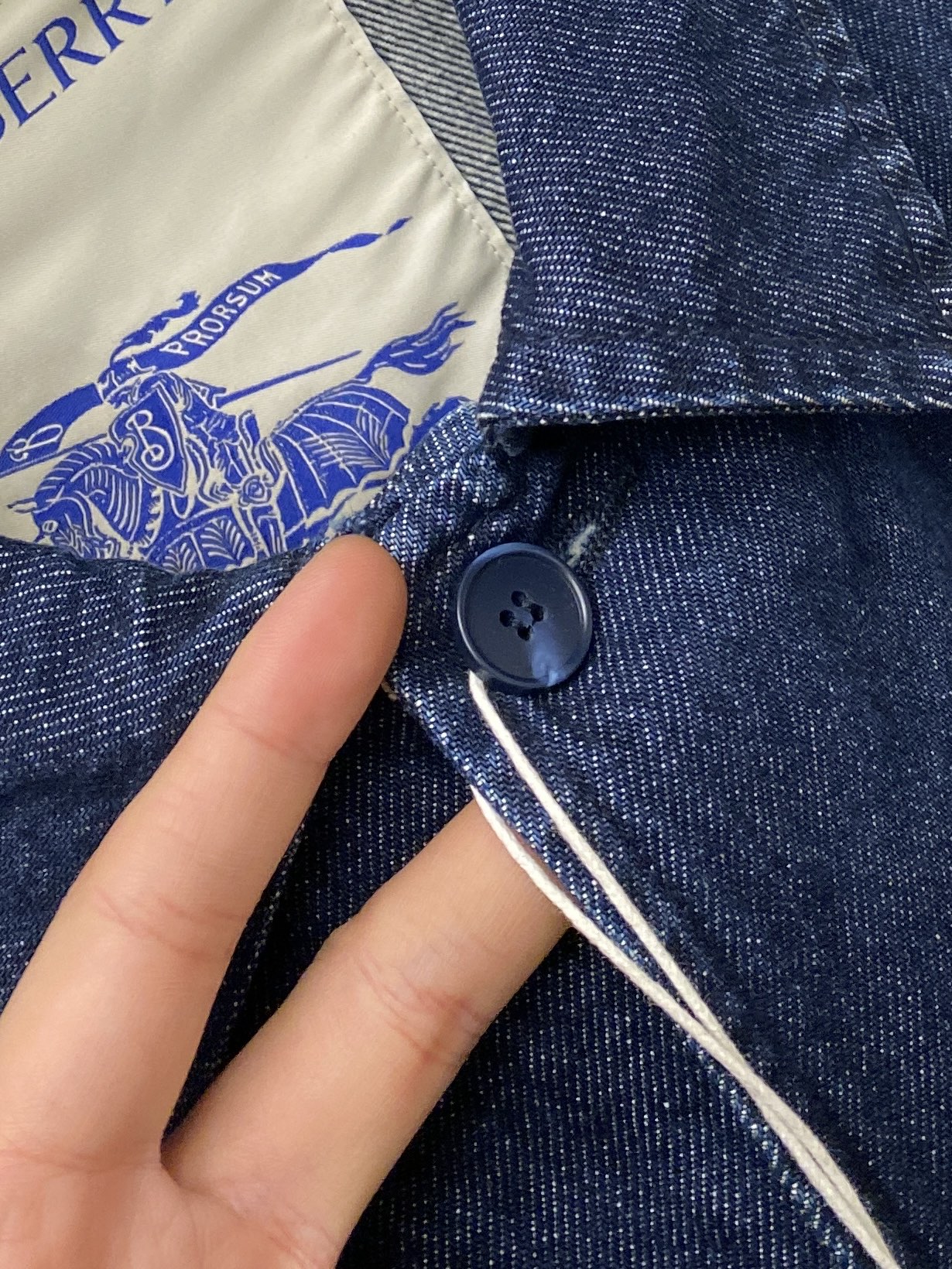 巴宝莉、2025新品牛仔外套，时尚帅气，简约百搭款，胸前顶级印胶字母logo，定制原版面料，不仅挺括，保