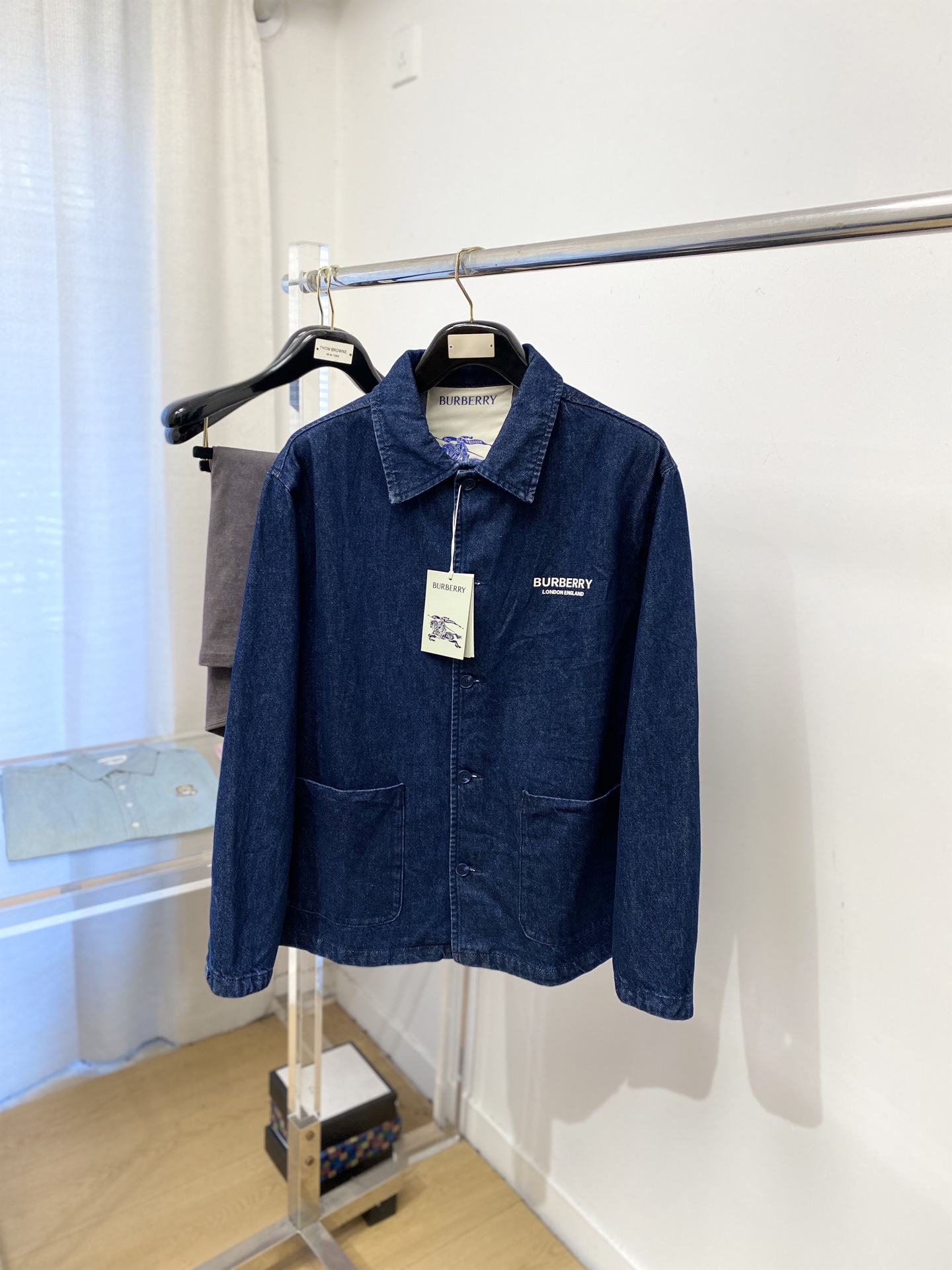 NO:681557,Burberry, 2025 new denim jacket, fashionable and handsome, simple and versatile, top-notch printed letter logo on the chest, customized original fabric, not only crisp and trendy silhouette, but also comfortable to wear, more delicate yarn weaving, size S-XXL,, burberry, jackets & coats,19860909巴宝莉、2025新品牛仔外套,时尚帅气,简约百搭款,胸前顶级印胶字母logo,定制原版面料,不仅挺括,保持潮流的廓形,又穿着舒适,纱织更细腻,码数S-XXL,,burberry,jackets & coats,,Men's clothing