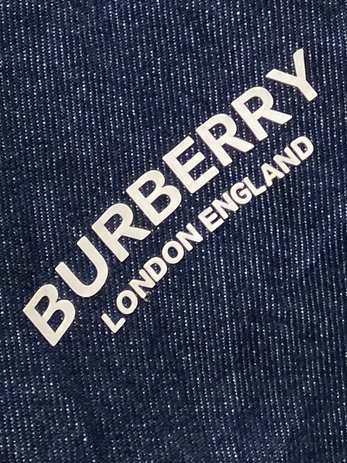 巴宝莉、2025新品牛仔外套，时尚帅气，简约百搭款，胸前顶级印胶字母logo，定制原版面料，不仅挺括，保