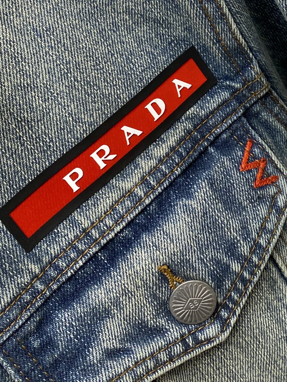 普拉达、2025新品牛仔外套，时尚帅气，简约百搭款，胸前顶级印胶装饰字母logo，定制原版面料，不仅挺括