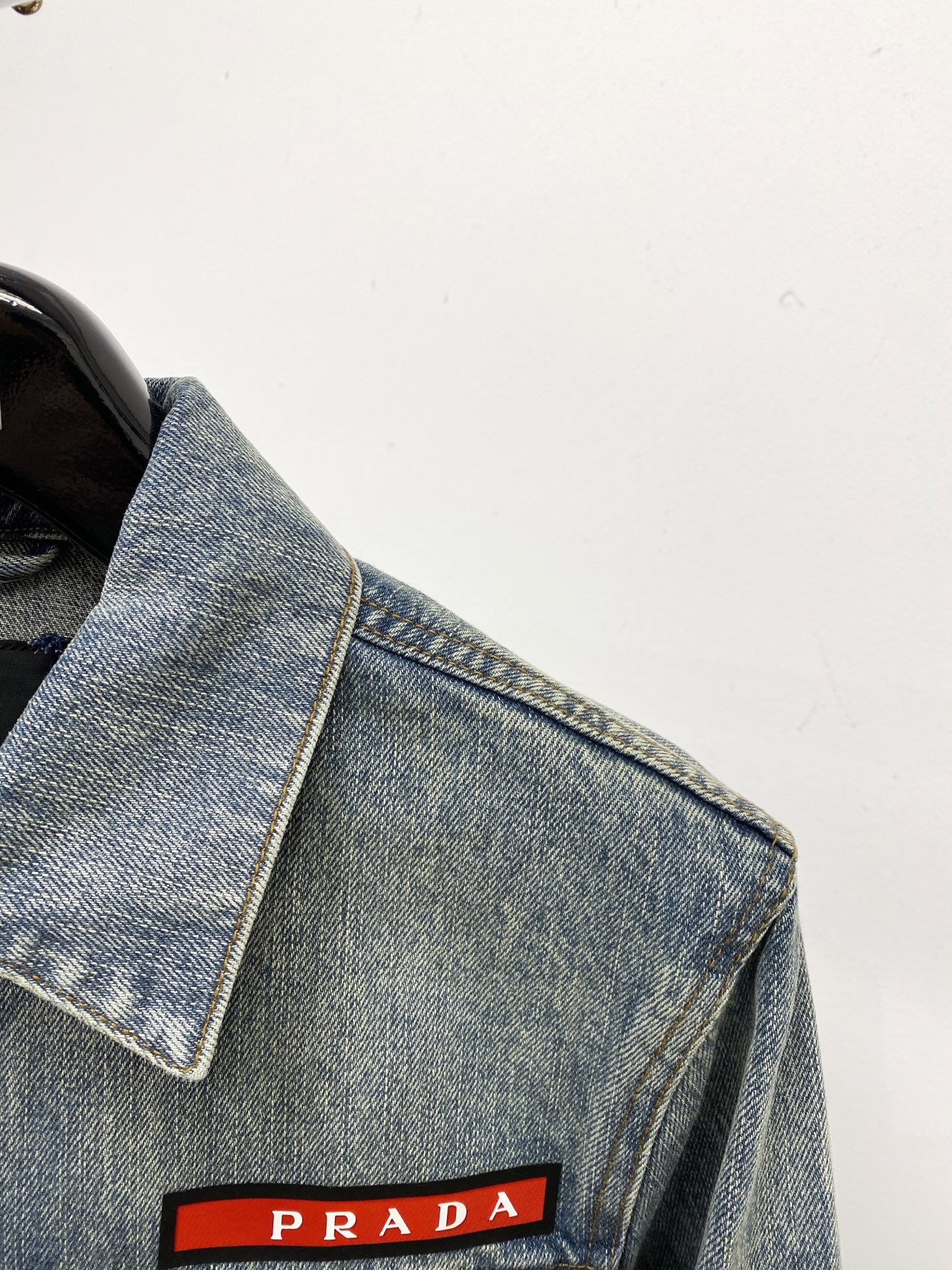 普拉达、2025新品牛仔外套，时尚帅气，简约百搭款，胸前顶级印胶装饰字母logo，定制原版面料，不仅挺括