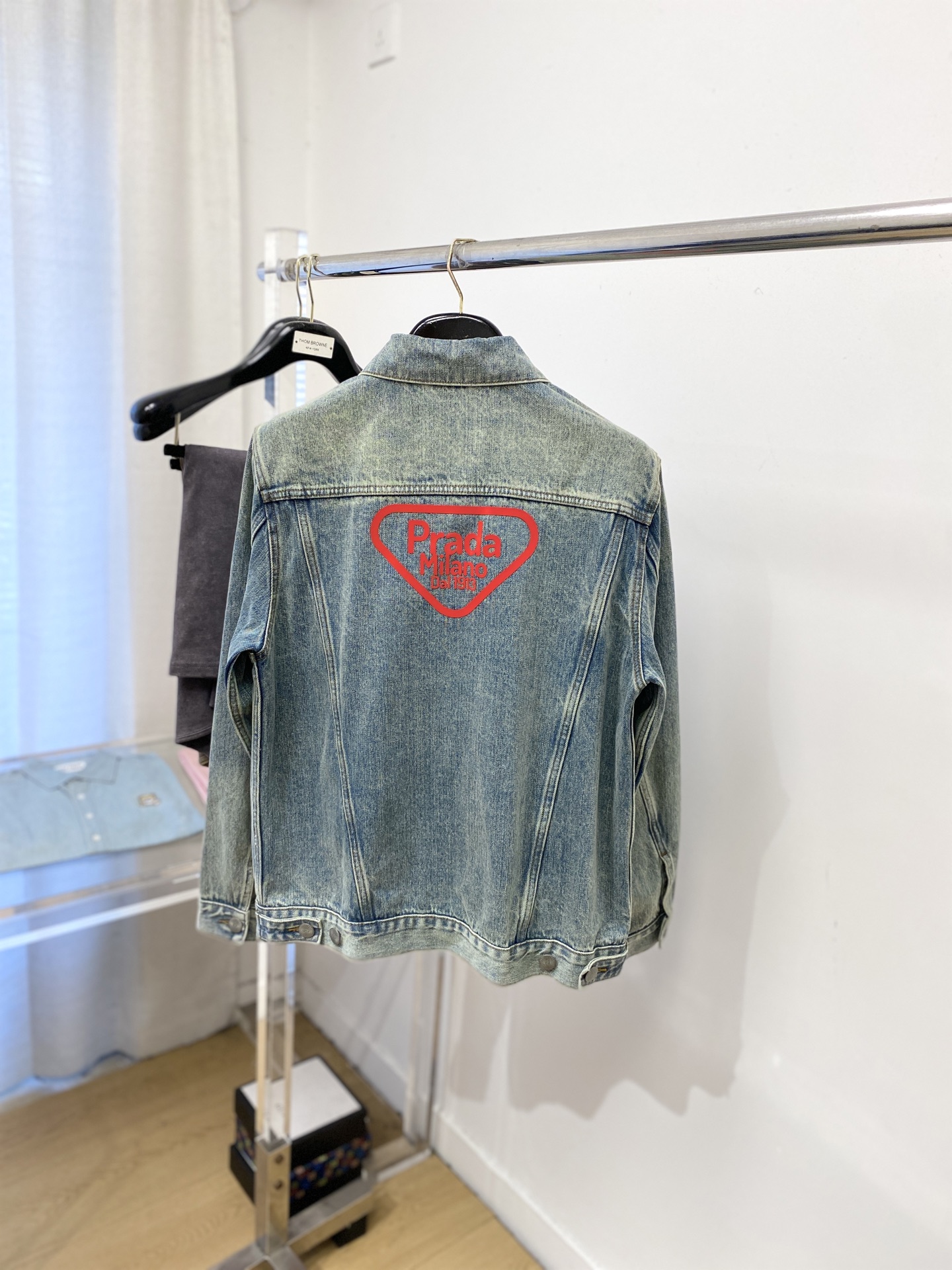 普拉达、2025新品牛仔外套，时尚帅气，简约百搭款，胸前顶级印胶装饰字母logo，定制原版面料，不仅挺括